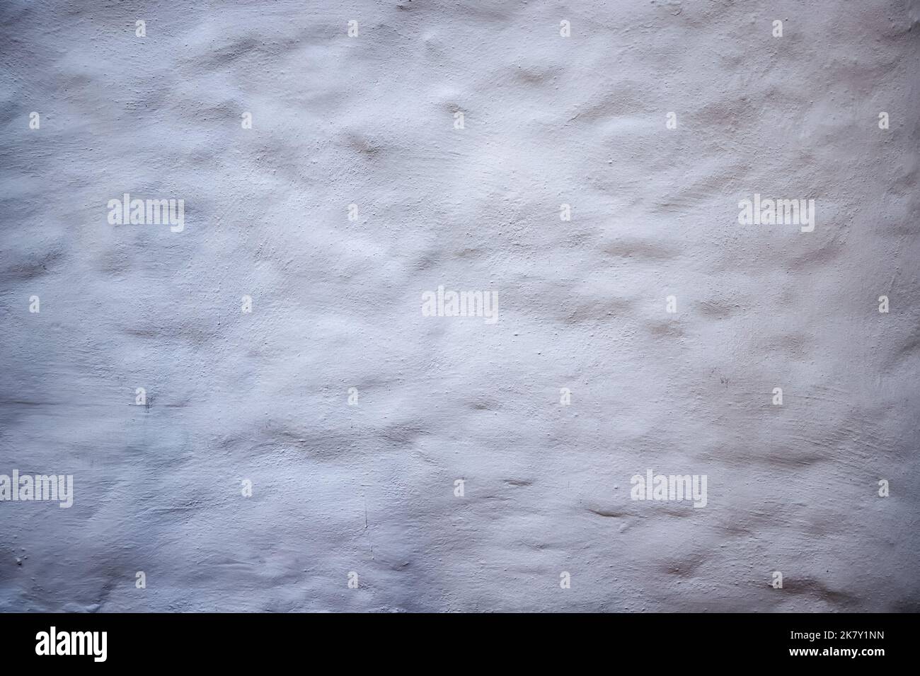 Parete vecchia dipinta di bianco come texture e sfondo grunge Foto Stock