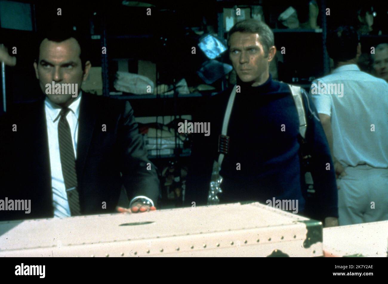 Don Gordon & Steve McQueen Film Bullitt (USA 1968) personaggi: Delgetti, Bullitt regista: Peter Yates 17 ottobre 1968 **ATTENZIONE** questa fotografia è ad uso esclusivamente editoriale ed è copyright DELLA WARNER BROS. E/o il fotografo assegnato dalla Film o dalla Production Company e può essere riprodotto solo da pubblicazioni in concomitanza con la promozione del suddetto Film. Un credito obbligatorio alla WARNER BROS. è obbligatorio. Il fotografo deve essere accreditato anche se conosciuto. Nessun uso commerciale può essere concesso senza l'autorizzazione scritta di The Film Company. Foto Stock