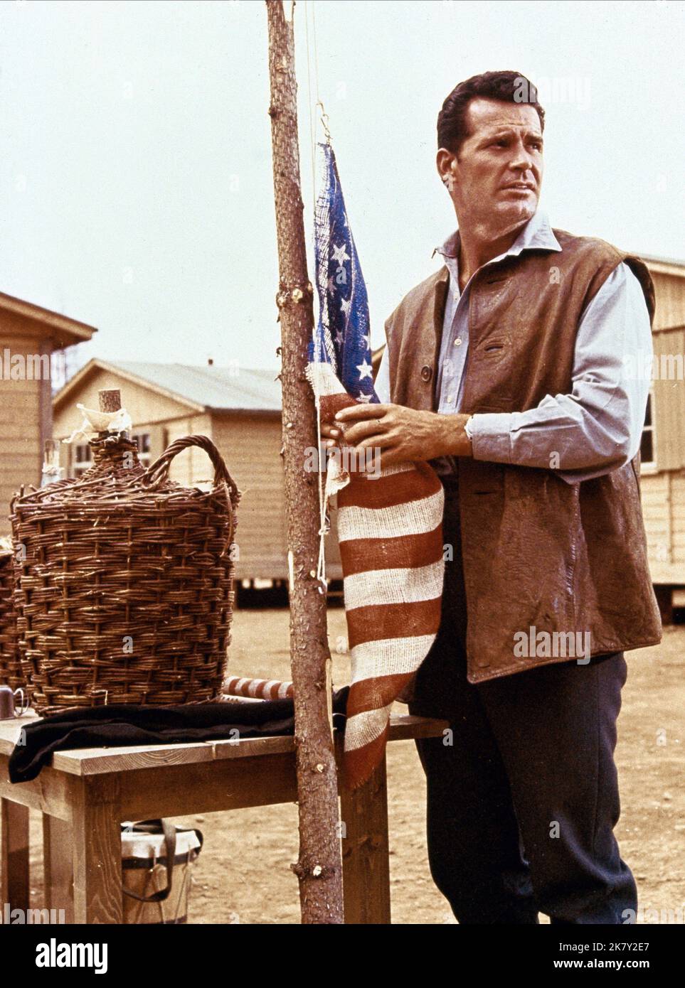 James Garner Film The Great Escape (USA 1963) personaggi: Flight LT. Hendley 'The Scrounger' regista: John Sturges 20 giugno 1963 **WARNING** questa fotografia è ad uso esclusivamente editoriale ed è copyright di UNITED ARTISTS e/o del fotografo assegnato dalla Film or Production Company e può essere riprodotta solo da pubblicazioni in concomitanza con la promozione del suddetto Film. È richiesto un credito obbligatorio per GLI ARTISTI UNITI. Il fotografo deve essere accreditato anche se conosciuto. Nessun uso commerciale può essere concesso senza l'autorizzazione scritta di The Film Company. Foto Stock
