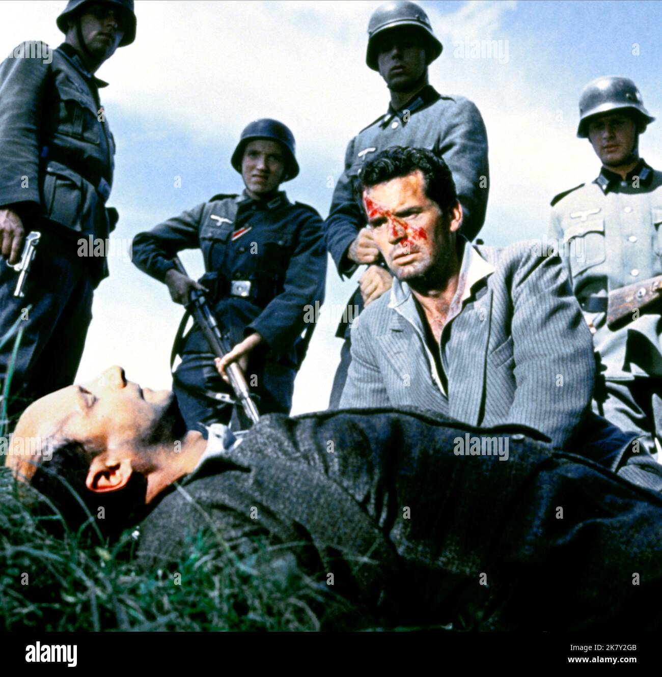 James Garner & Donald Pleasence Film: The Great Escape (USA 1963) personaggi: Flight Lt. Hendley 'The Scrounger', Flight Lt. Colin Blythe 'The Forger' regista: John Sturges 20 giugno 1963 **AVVERTENZA** questa fotografia è solo per uso editoriale ed è copyright di UNITED ARTISTS e/o del fotografo assegnato dalla Film o dalla Production Company e può essere riprodotta solo da pubblicazioni in concomitanza con la promozione del film di cui sopra. È richiesto un credito obbligatorio per GLI ARTISTI UNITI. Il fotografo deve essere accreditato anche quando è noto. Nessun uso commerciale può essere concesso senza au scritto Foto Stock