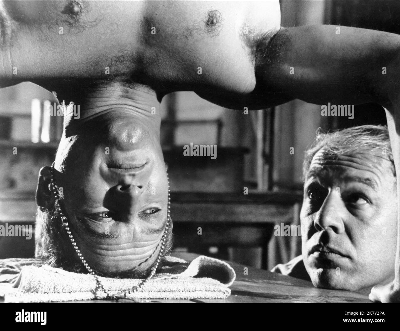 Paul Newman & George Kennedy Film: Cool Hand Luke (USA 1967) personaggi: Luke, dragline regista: Stuart Rosenberg 01 novembre 1967 **AVVERTIMENTO** questa fotografia è solo per uso editoriale ed è copyright di WARNER BROS. E/o il fotografo assegnato dalla Film o dalla Società di produzione e può essere riprodotto solo da pubblicazioni in concomitanza con la promozione del film di cui sopra. Un credito obbligatorio a WARNER BROS. è obbligatorio. Il fotografo deve essere accreditato anche quando è noto. Nessun uso commerciale può essere concesso senza autorizzazione scritta da parte della Film Company. Foto Stock