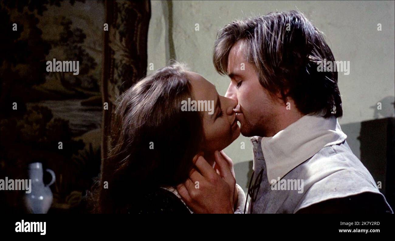 Hilary Heath & Ian Ogilvy Film: Witchfinder Generale (1968) personaggi: Sarah Lowes (come Hilary Dwyer), Richard Marshall regista: Michael Reeves 14 agosto 1968 **AVVERTENZA** questa fotografia è solo per uso editoriale ed è copyright di AIP e/o del fotografo assegnato dalla Film o dalla Production Company e può essere riprodotta solo da pubblicazioni in concomitanza con la promozione del film di cui sopra. È richiesto un credito obbligatorio per AIP. Il fotografo deve essere accreditato anche quando è noto. Nessun uso commerciale può essere concesso senza autorizzazione scritta da parte della Film Company. Foto Stock