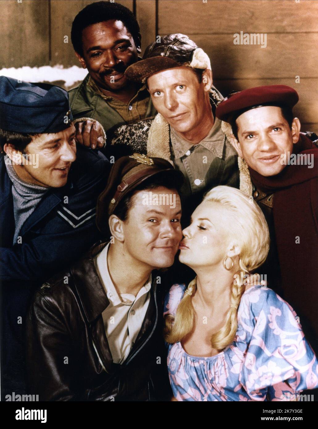 Richard Dawson, Ivan Dixon, Larry Hovis, Bob Crane & Sigrid Valdis Televisione: Hogan'S Heroes (1965) personaggi: CPL. Peter Newkirk, Sgt. James 'Kinch' Kinchloe, Sgt. Andrew carter, col. Robert E. Hogan, Hilda 17 settembre 1965 **AVVERTENZA** questa fotografia è solo per uso editoriale ed è copyright di CBS e/o del fotografo assegnato dalla Film o dalla Production Company e può essere riprodotta solo da pubblicazioni in concomitanza con la promozione del film di cui sopra. È richiesto un credito obbligatorio a CBS. Il fotografo deve essere accreditato anche quando è noto. Non può essere concesso alcun uso commerciale Foto Stock