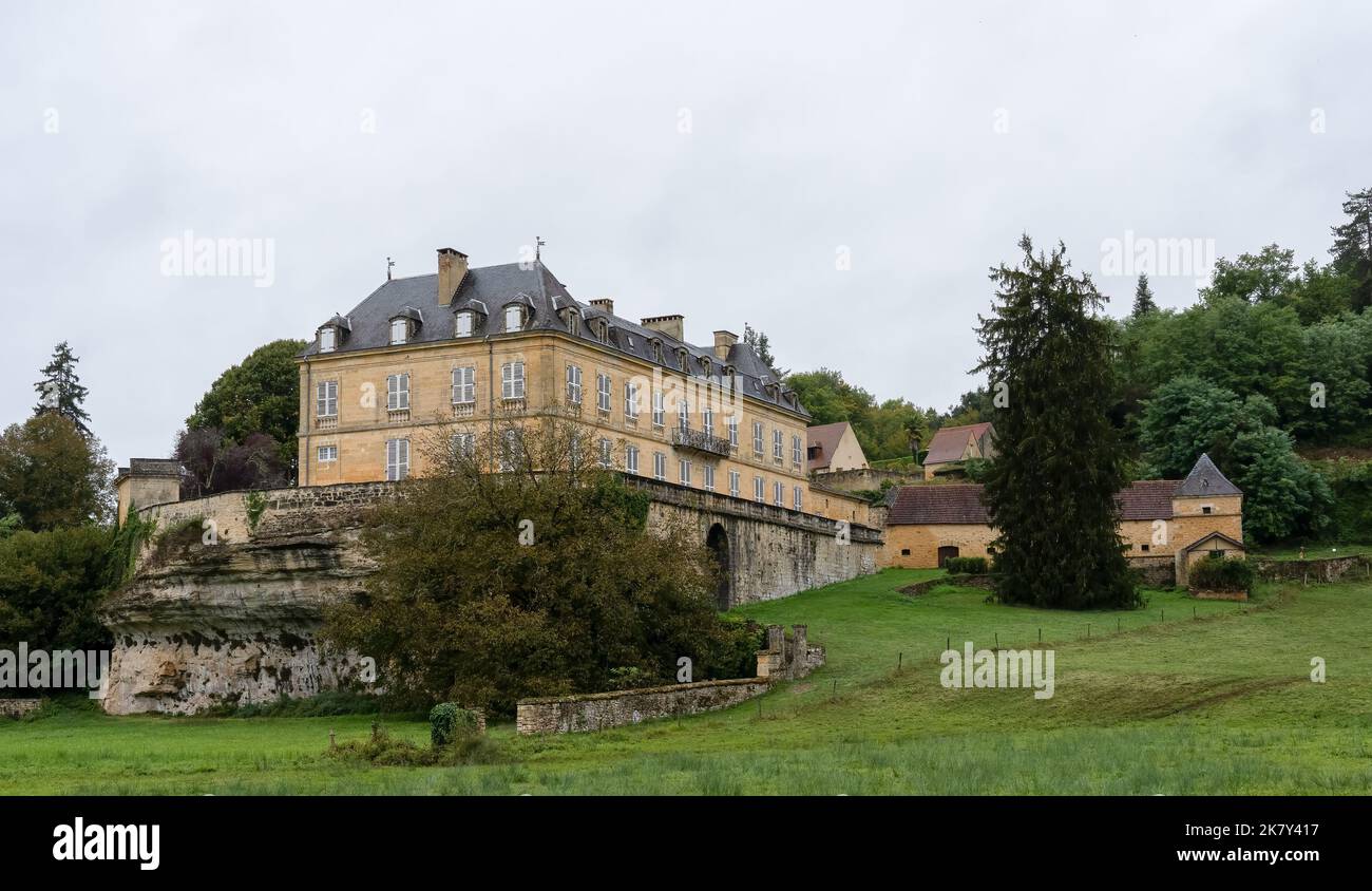 Grande castello in stile francese normandia costruito su un altopiano di roccia con annessi e prati estesi Foto Stock