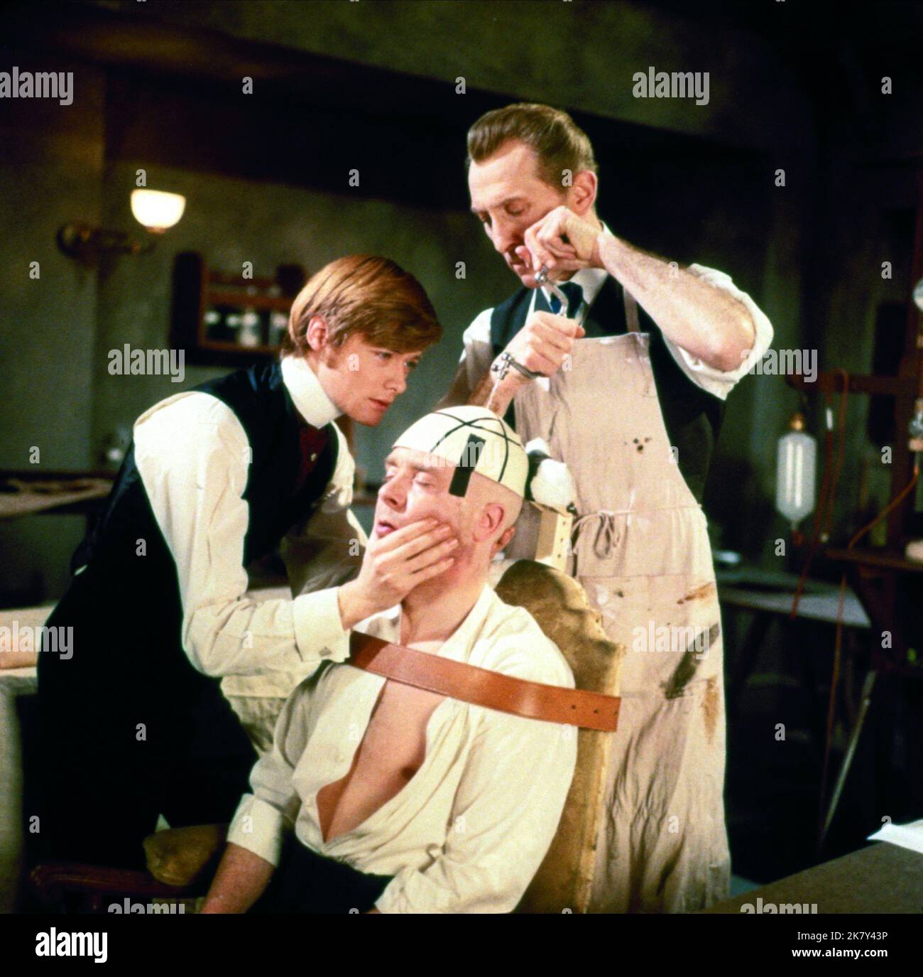 Simon Ward, Freddie Jones & Peter Cushing Film: Frankenstein deve essere distrutto (1969) personaggi: Dr. Karl Holst, Professor Richter, Dr. Baron Victor Frankenstein regista: Terence Fisher 22 maggio 1969 **AVVERTENZA** questa fotografia è solo per uso editoriale ed è copyright di HAMMER e/o del fotografo assegnato dalla Film o dalla Production Company e può essere riprodotta solo da pubblicazioni in concomitanza con la promozione del film di cui sopra. È richiesto un credito obbligatorio per IL MARTELLO. Il fotografo deve essere accreditato anche quando è noto. Nessun uso commerciale può essere concesso senza autorizzazione scritta Foto Stock