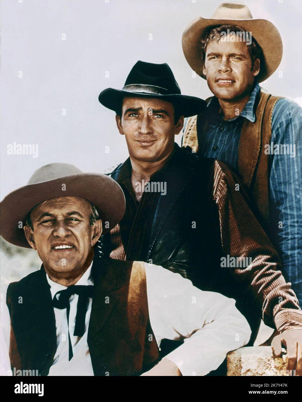 Cobb, James Dury & Doug McClure Televisione: The Virginian (TV-serie) personaggi: Giudice Henry Garth, & Trampas USA 1962-1971, 19 settembre 1962 **AVVERTENZA** questa fotografia è solo per uso editoriale ed è copyright della TELEVISIONE NBCUNIVERSAL e/o del fotografo assegnato dalla Società di produzione e può essere riprodotta solo da pubblicazioni in concomitanza con la promozione del film di cui sopra. È richiesto un credito obbligatorio a NBCUNIVERSAL TELEVISION. Il fotografo deve essere accreditato anche quando è noto. Nessun uso commerciale può essere concesso senza l'autorizzazione scritta da parte di Foto Stock