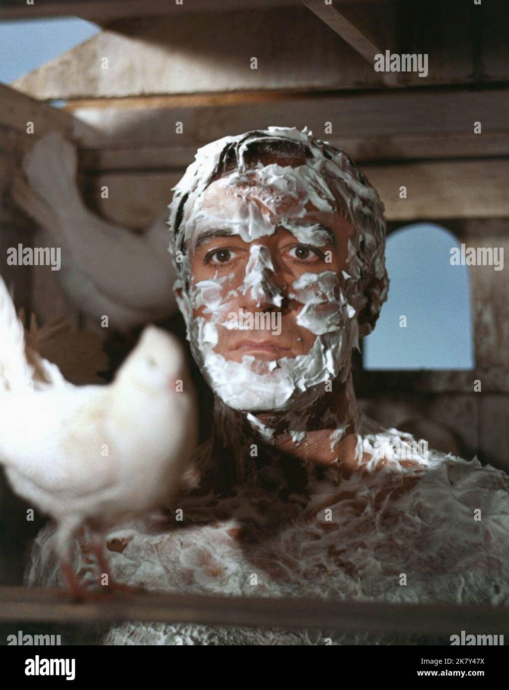 Peter Sellers Film After the Fox (1966) personaggi: Aldo Vanucci / Federico Fabrizi Regia: Vittorio De Sica 08 settembre 1966 **ATTENZIONE** questa fotografia è ad uso esclusivamente editoriale ed è copyright di UNITED ARTISTS e/o del fotografo assegnato dalla Film o Production Company e può essere riprodotta solo da pubblicazioni in concomitanza con la promozione del suddetto Film. È richiesto un credito obbligatorio per GLI ARTISTI UNITI. Il fotografo deve essere accreditato anche se conosciuto. Nessun uso commerciale può essere concesso senza l'autorizzazione scritta di The Film Company. Foto Stock