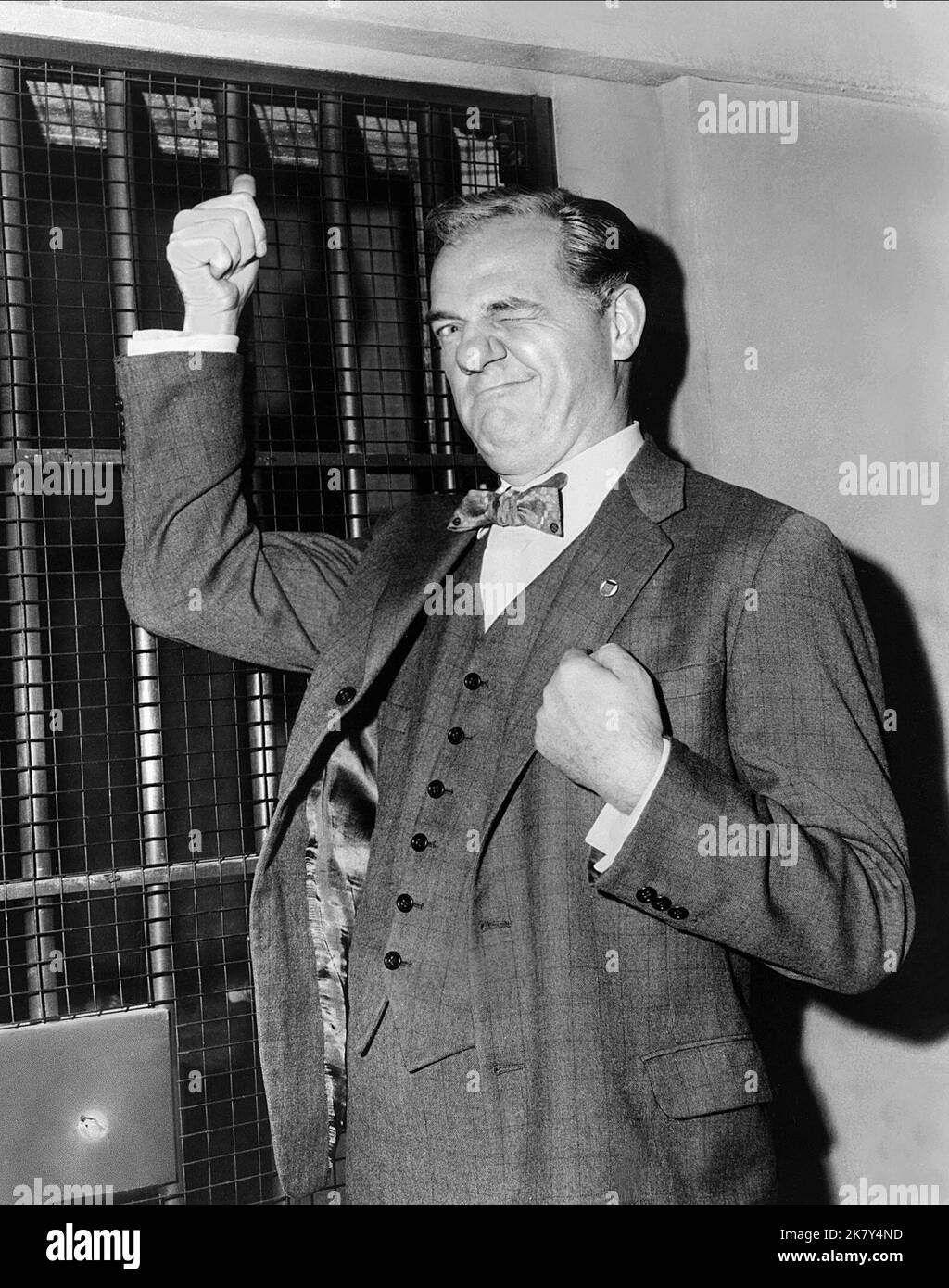 Karl Malden Film The Birdman of Alcatraz (USA 1962) personaggi: Harvey Shoemaker regista: John Frankenheimer 03 luglio 1962 **ATTENZIONE** questa fotografia è solo per uso editoriale ed è copyright di UNITED ARTISTS e/o The Photographer assegnato dalla Film or Production Company e può essere riprodotta solo da pubblicazioni in concomitanza con la promozione del suddetto Film. È richiesto un credito obbligatorio per GLI ARTISTI UNITI. Il fotografo deve essere accreditato anche se conosciuto. Nessun uso commerciale può essere concesso senza l'autorizzazione scritta di The Film Company. Foto Stock