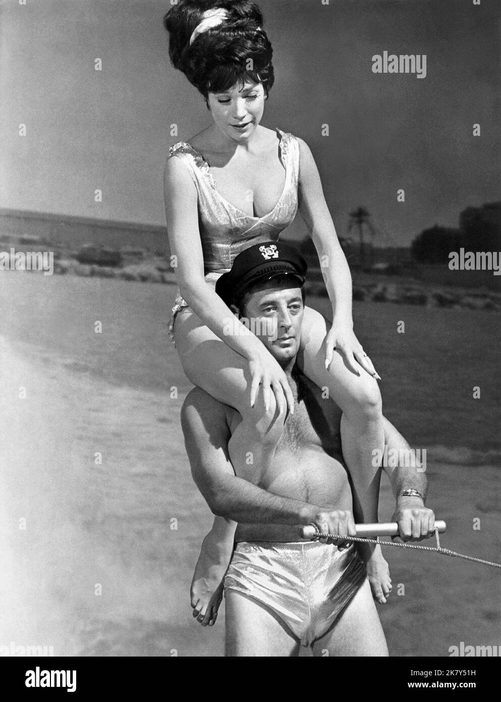 Shirley Maclaine & Robert Mitchum Film: What A Way To Go (1961) personaggi: Louisa May Foster & Rod Anderson, Jr. Regista: J. Lee Thompson 12 maggio 1964 **AVVERTENZA** questa fotografia è solo per uso editoriale ed è copyright di 20th CENTURY FOX e/o del fotografo assegnato dalla Film o Production Company e può essere riprodotta solo da pubblicazioni in concomitanza con la promozione del film di cui sopra. È richiesto un credito obbligatorio a 20th CENTURY FOX. Il fotografo deve essere accreditato anche quando è noto. Nessun uso commerciale può essere concesso senza autorizzazione scritta da parte della Film Company. Foto Stock