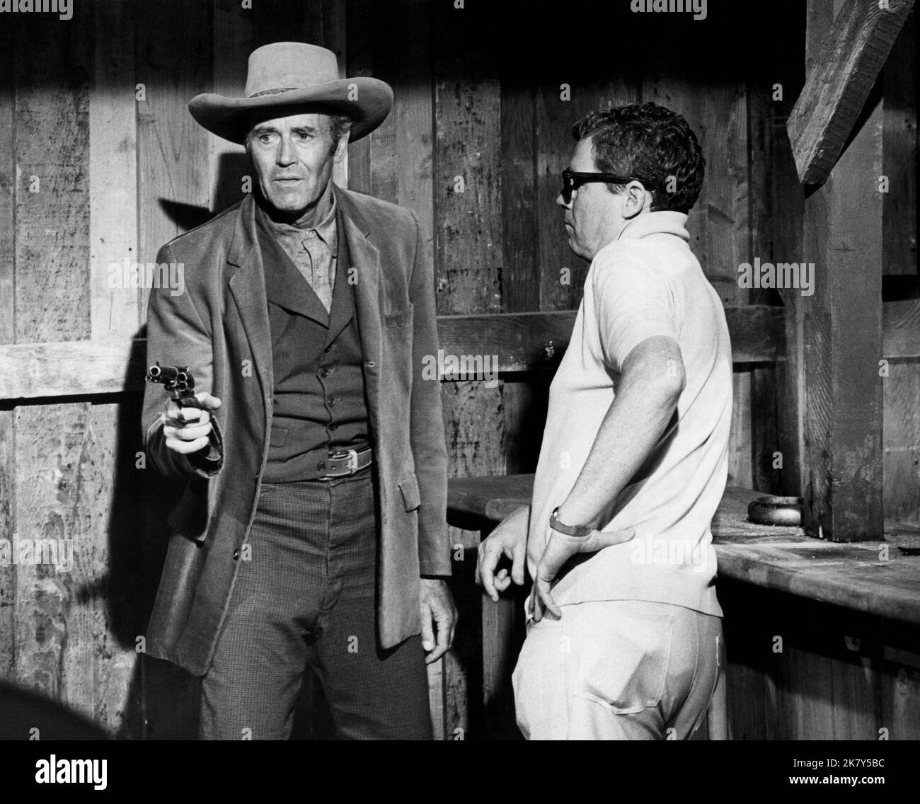 Henry fonda & Burt Kennedy Film Welcome to Hard Times; Killer on A Horse (USA 1967) Characters: Mayor Will Blue & Director: Burt Kennedy 01 May 1967 **WARNING** questa fotografia è ad uso esclusivamente editoriale ed è copyright della MGM e/o del fotografo assegnato dalla Film or Production Company e può essere riprodotta solo da pubblicazioni in concomitanza con la promozione del suddetto Film. È richiesto un credito obbligatorio a MGM. Il fotografo deve essere accreditato anche se conosciuto. Nessun uso commerciale può essere concesso senza l'autorizzazione scritta di The Film Company. Foto Stock