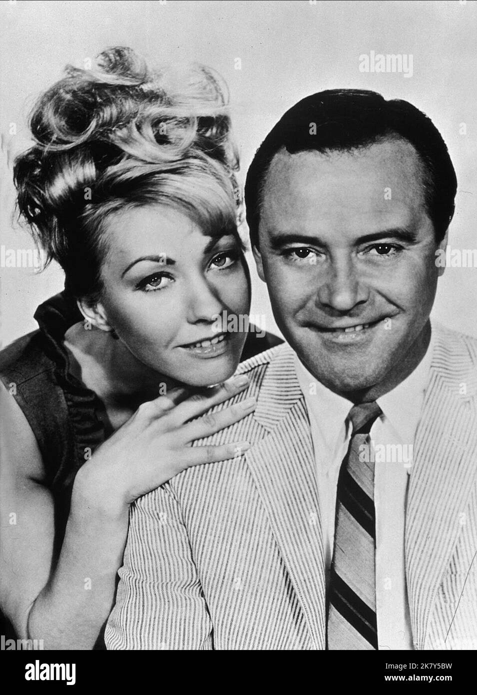 Judy West & Jack Lemmon Film The Fortune Cookie; Meet Whiplash Willie (USA 1966) personaggi: & Harry Hinkle regista: Billy Wilder 19 ottobre 1966 **ATTENZIONE** questa fotografia è solo per uso editoriale ed è copyright della MGM e/o del fotografo assegnato dalla Film o Production Company e può essere riprodotta solo da pubblicazioni in concomitanza con la promozione del suddetto Film. È richiesto un credito obbligatorio a MGM. Il fotografo deve essere accreditato anche se conosciuto. Nessun uso commerciale può essere concesso senza l'autorizzazione scritta di The Film Company. Foto Stock