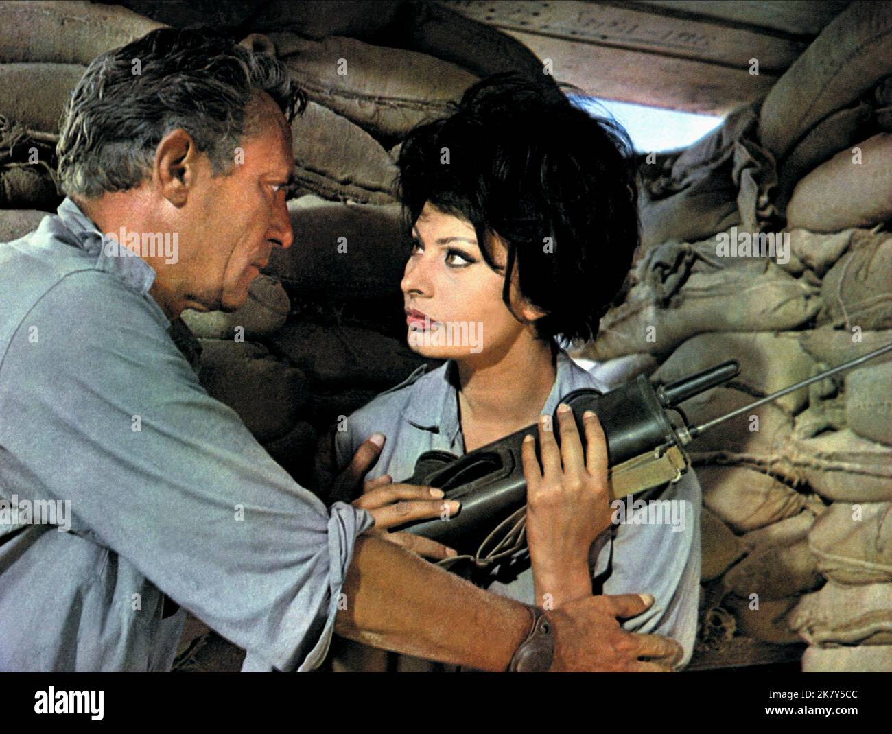 Peter Finch & Sophia Loren Film: Judith; Conflict (ISR/USA/UK 1966) personaggi: Aaron Stein & Judith regista: Daniel Mann 20 gennaio 1966 **AVVERTIMENTO** questa fotografia è solo per uso editoriale ed è copyright di WARNER BROS. E/o il fotografo assegnato dalla Film o dalla Società di produzione e può essere riprodotto solo da pubblicazioni in concomitanza con la promozione del film di cui sopra. Un credito obbligatorio a WARNER BROS. è obbligatorio. Il fotografo deve essere accreditato anche quando è noto. Nessun uso commerciale può essere concesso senza autorizzazione scritta da parte della Film Company. Foto Stock