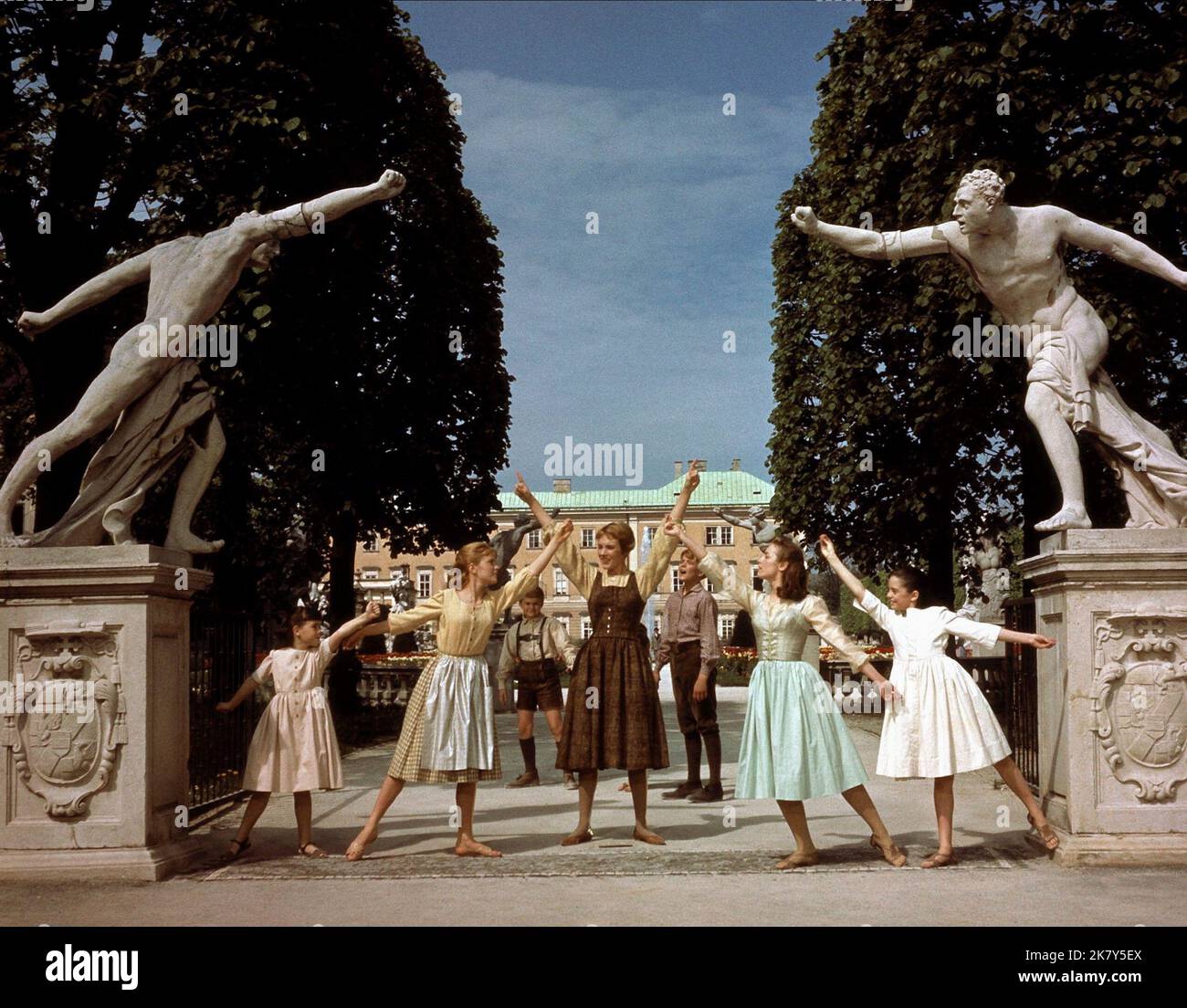 Julie Andrews & Children Film: The Sound of Music (USA 1965) personaggi: Maria & / Località: Salzburg regista: Robert Wise 02 marzo 1965 **AVVERTENZA** questa fotografia è solo per uso editoriale ed è copyright di 20th CENTURY FOX e/o del fotografo assegnato dalla Film o dalla Società di produzione e può essere riprodotta solo da pubblicazioni in concomitanza con la promozione del film di cui sopra. È richiesto un credito obbligatorio a 20th CENTURY FOX. Il fotografo deve essere accreditato anche quando è noto. Nessun uso commerciale può essere concesso senza autorizzazione scritta da parte della Film Company. Foto Stock