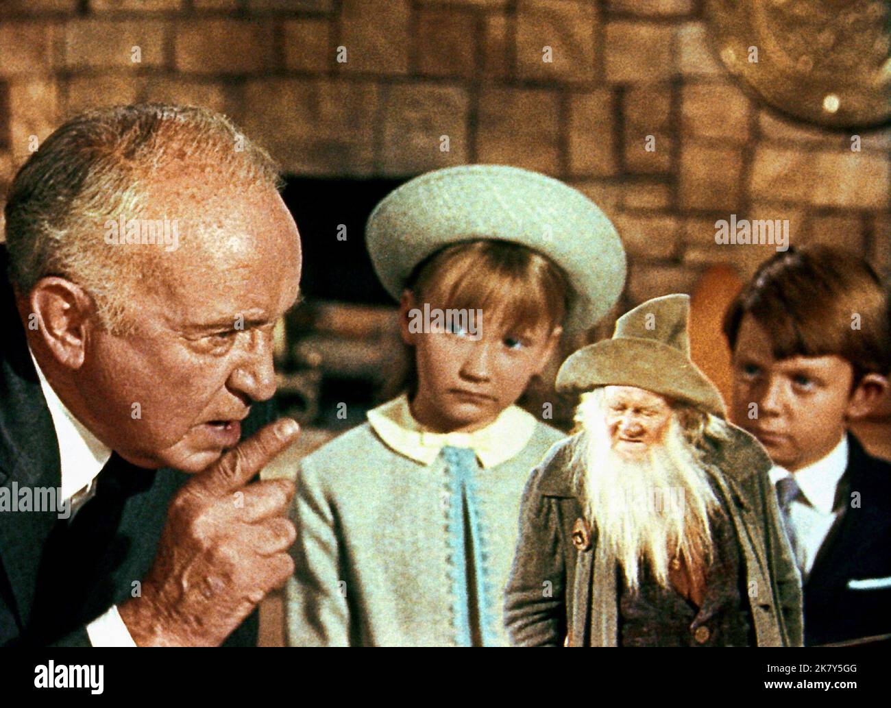 Walter Brennan, Karen Dotrice, Matthew Garber Film: The Gnome-Mobile (1968) personaggi: D.J. Mulrooney / Knobby,Elizabeth,Rodney regista: Robert Stevenson 12 luglio 1967 **AVVERTIMENTO** questa fotografia è solo per uso editoriale ed è copyright di DISNEY e/o del fotografo assegnato dalla Film o Production Company e può essere riprodotta solo da pubblicazioni in concomitanza con la promozione del film di cui sopra. È richiesto un credito obbligatorio a DISNEY. Il fotografo deve essere accreditato anche quando è noto. Nessun uso commerciale può essere concesso senza autorizzazione scritta da parte della Film Company. Foto Stock