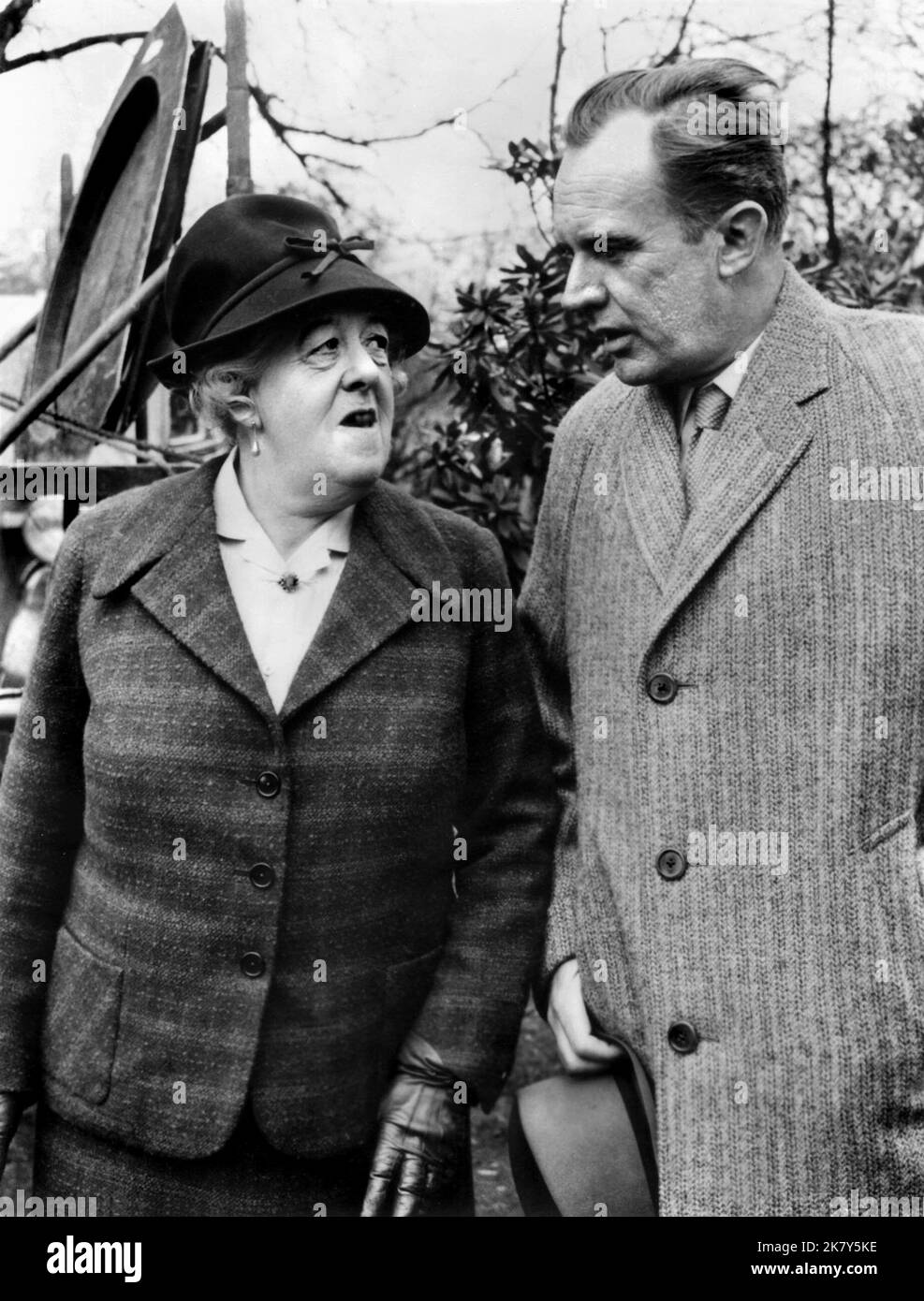 Margaret Rutherford & Arthur Kennedy Film: Omicidio ha detto (UK 1961) personaggi: Miss Jane Marple, Dr. Paul Quimper / Literaturverfilmung (basato sul libro di Agatha Christie) Direttore: George Pollock 26 settembre 1961 **AVVERTENZA** questa fotografia è solo per uso editoriale ed è copyright di MGM e/o del fotografo assegnato dalla Film o dalla Production Company e può essere riprodotta solo da pubblicazioni in concomitanza con la promozione del film di cui sopra. È richiesto un credito obbligatorio a MGM. Il fotografo deve essere accreditato anche quando è noto. Non può essere concesso alcun uso commerciale senza Foto Stock
