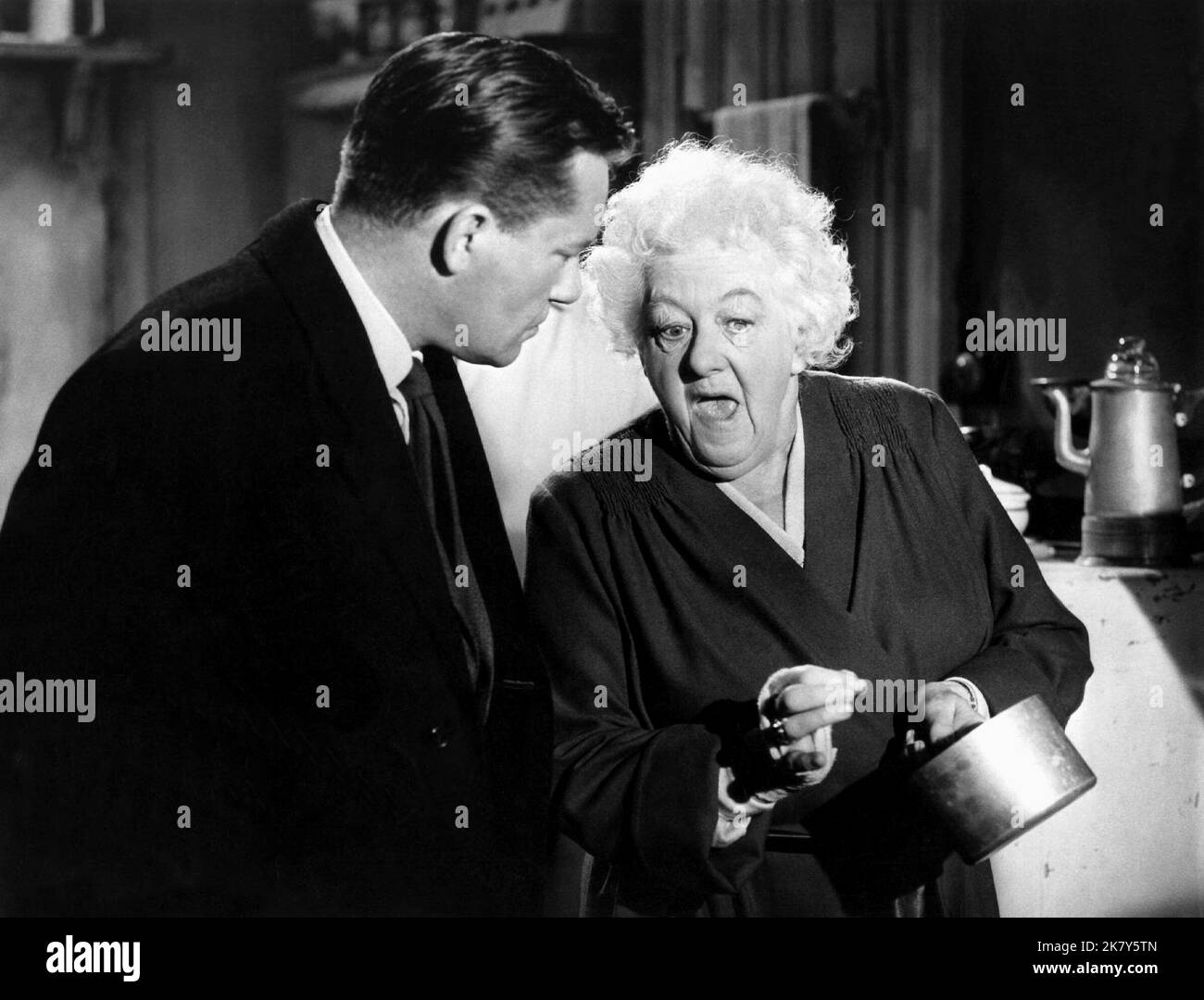 Charles 'Bud' Tingwell & Margaret Rutherford Film: Omicidio Most Foul (UK 1964) personaggi: ,Miss Jane Marple / Literaturverfilmung (basato sul libro 'Mrs McGinty’S Dead' di Agatha Christie) regista: George Pollock 01 settembre 1964 **AVVERTENZA** questa fotografia è solo per uso editoriale ed è copyright di MGM e/o del fotografo assegnato dalla Film o dalla Production Company e può essere riprodotta solo da pubblicazioni in concomitanza con la promozione del film di cui sopra. È richiesto un credito obbligatorio a MGM. Il fotografo deve essere accreditato anche quando è noto. Nessun uso commerciale può essere gr Foto Stock