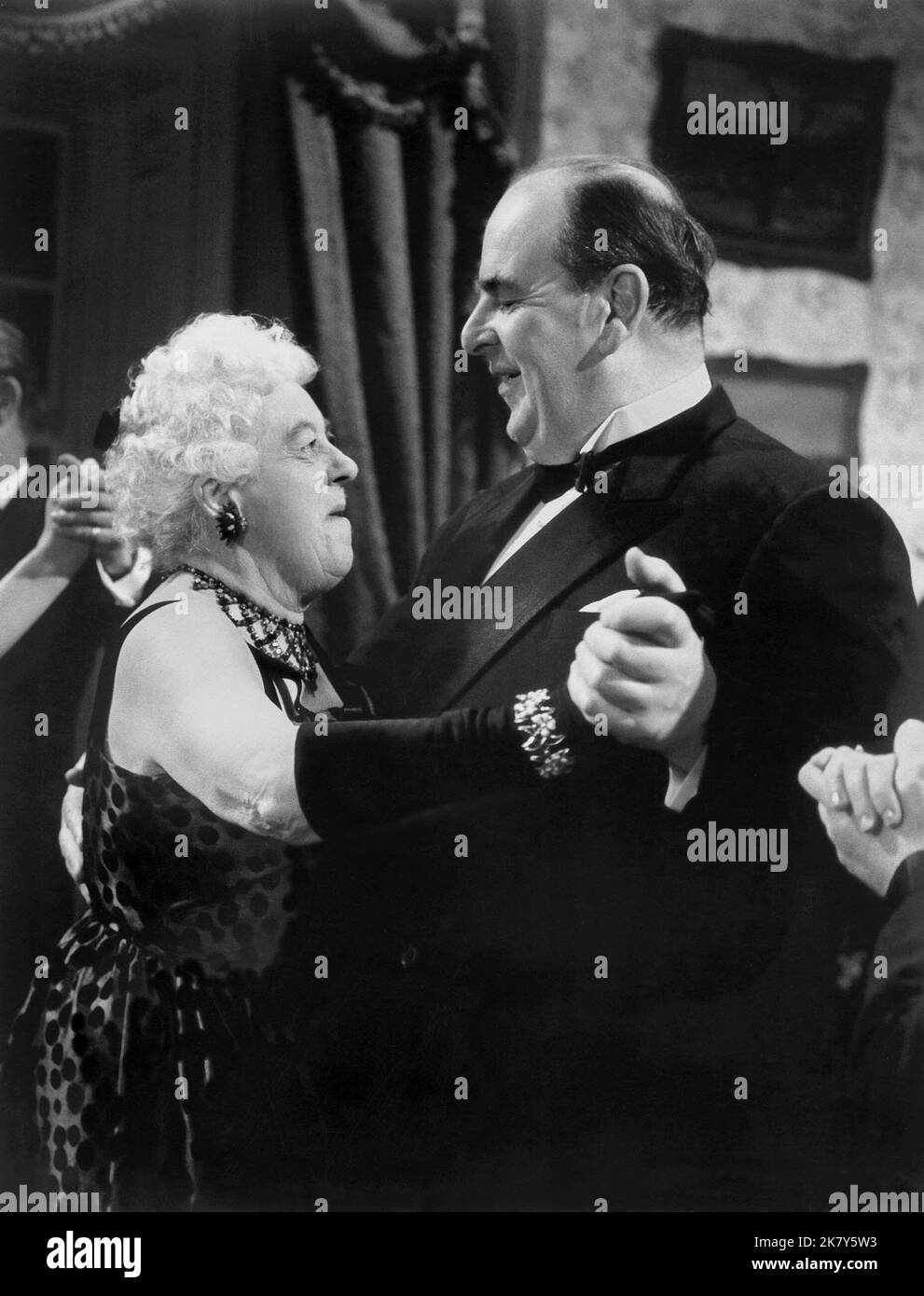 Margaret Rutherford & Robert Morley Film: Omicidio al Gallop (UK 1963) personaggi: Miss Marple & Hector Enderby / Literaturverfilmung (basato sul libro 'dopo il funerale' di Agatha Christie) regista: George Pollock 24 giugno 1963 **AVVERTENZA** questa fotografia è solo per uso editoriale ed è copyright di MGM e/o del fotografo assegnato dalla Film o dalla Production Company e può essere riprodotta solo da pubblicazioni in concomitanza con la promozione del film di cui sopra. È richiesto un credito obbligatorio a MGM. Il fotografo deve essere accreditato anche quando è noto. Nessun uso commerciale può essere gr Foto Stock