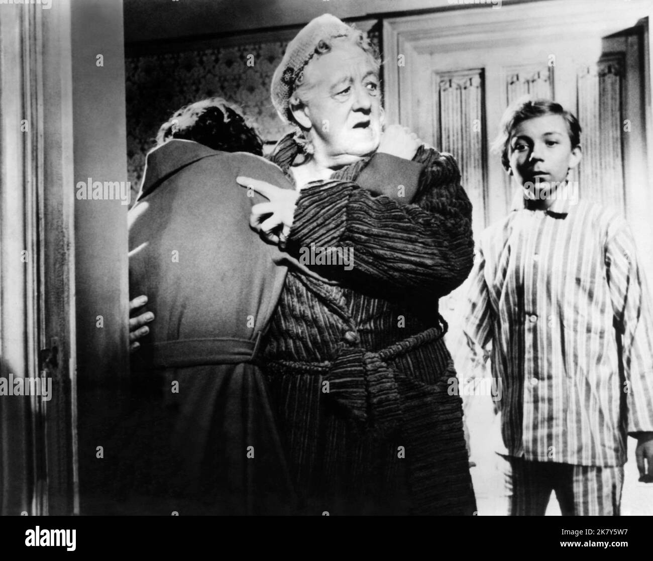 Margaret Rutherford & Ronnie Raymond Film: Omicidio She Said (UK 1961) personaggi: Miss Jane Marple & / Literaturverfilmung (basato sul libro di Agatha Christie) regista: George Pollock 26 settembre 1961 **AVVERTENZA** questa fotografia è solo per uso editoriale ed è copyright di MGM e/o del fotografo assegnato dalla Film o dalla Production Company e può essere riprodotta solo da pubblicazioni in concomitanza con la promozione del film di cui sopra. È richiesto un credito obbligatorio a MGM. Il fotografo deve essere accreditato anche quando è noto. Nessun uso commerciale può essere concesso senza autore scritto Foto Stock