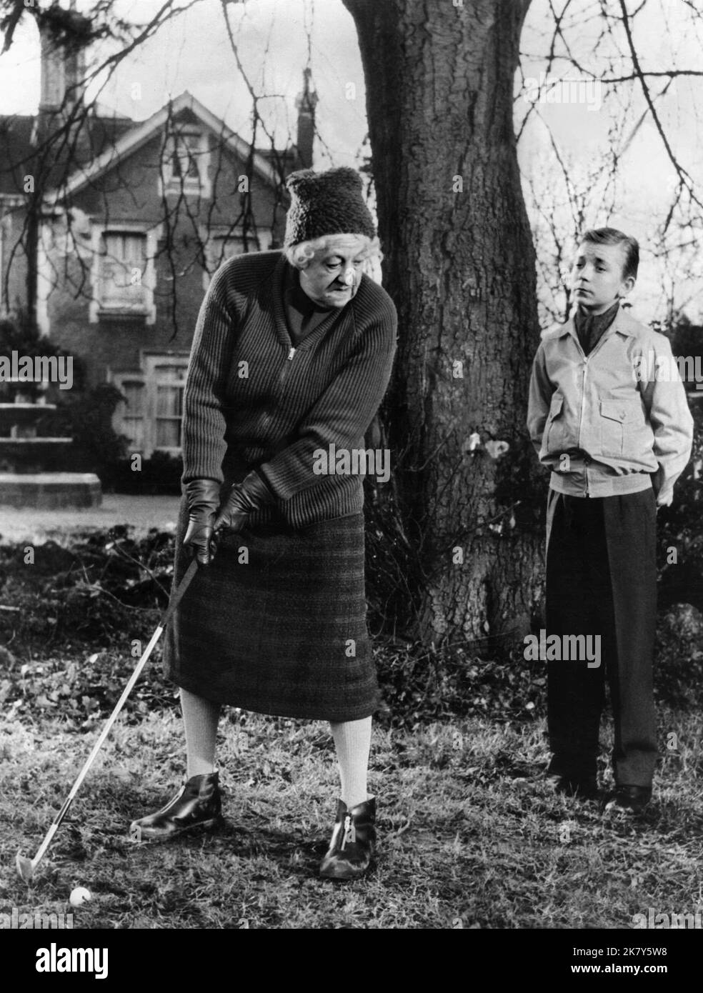Margaret Rutherford & Ronnie Raymond Film: Omicidio ha detto (UK 1961) personaggi: Miss Jane Marple / Literaturverfilmung (basato sul libro di Agatha Christie) regista: George Pollock 26 settembre 1961 **AVVERTENZA** questa fotografia è solo per uso editoriale ed è copyright di MGM e/o del fotografo assegnato dalla Film o dalla Production Company e può essere riprodotta solo da pubblicazioni in concomitanza con la promozione del film di cui sopra. È richiesto un credito obbligatorio a MGM. Il fotografo deve essere accreditato anche quando è noto. Nessun uso commerciale può essere concesso senza autorizzazione scritta Foto Stock
