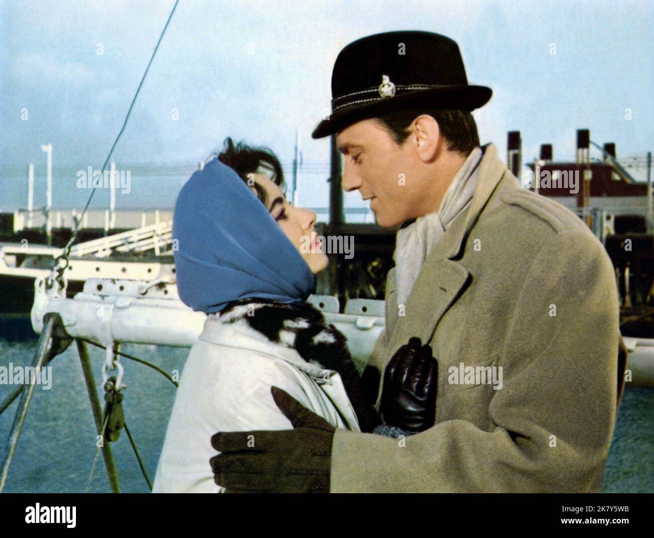 Elizabeth Taylor & Laurence Harvey Film: Butterfield 8 (1960) personaggi: Gloria Wandrous & Weston Liggett regista: Daniel Mann 04 novembre 1960 **AVVERTENZA** questa fotografia è solo per uso editoriale ed è copyright di MGM e/o del fotografo assegnato dalla Film o dalla Production Company e può essere riprodotta solo da pubblicazioni in concomitanza con la promozione del film di cui sopra. È richiesto un credito obbligatorio a MGM. Il fotografo deve essere accreditato anche quando è noto. Nessun uso commerciale può essere concesso senza autorizzazione scritta da parte della Film Company. Foto Stock