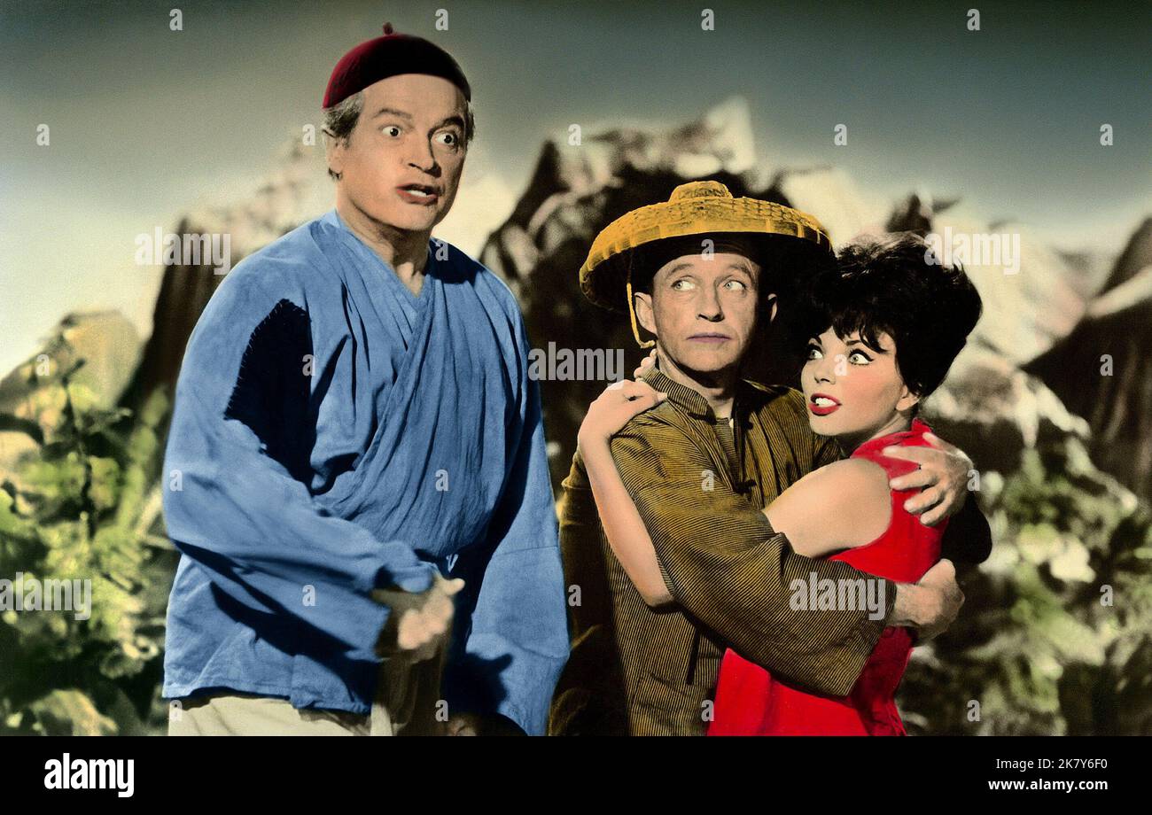 Bob Hope, Bing Crosby, Joan Collins Film: The Road to Hong Kong (1964) personaggi: Chester Babcock, Harry Turner, Diane (3rd agente Echelon) regista: Norman Panama 27 aprile 1962 **AVVERTENZA** questa fotografia è solo per uso editoriale ed è copyright della Film Company e/o del fotografo assegnato dalla Film o dalla Production Company e può essere riprodotta solo da pubblicazioni in concomitanza con la promozione del film di cui sopra. È richiesto un credito obbligatorio alla società cinematografica. Il fotografo deve essere accreditato anche quando è noto. Nessun uso commerciale può essere concesso senza autorizzazione scritta Foto Stock