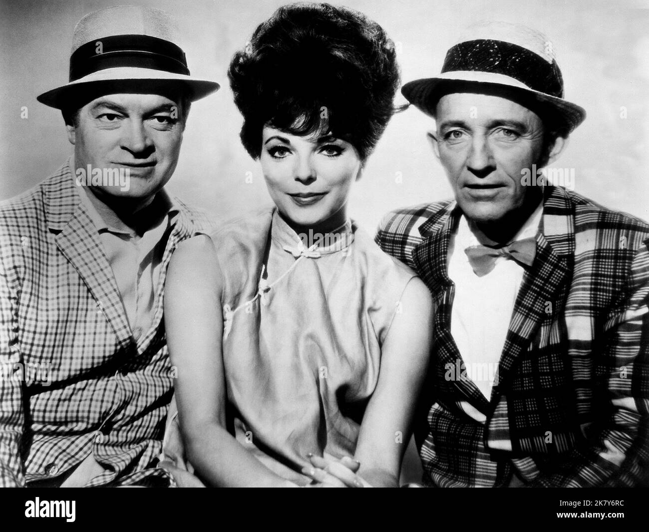 Bob Hope, Joan Collins, Bing Crosby Film: The Road to Hong Kong (1961) personaggi: Chester Babcock, Diane (3rd agente Echelon), Harry Turner regista: Norman Panama 27 aprile 1962 **AVVERTENZA** questa fotografia è solo per uso editoriale ed è copyright della Film Company e/o del fotografo assegnato dalla Film o dalla Production Company e può essere riprodotta solo da pubblicazioni in concomitanza con la promozione del film di cui sopra. È richiesto un credito obbligatorio alla società cinematografica. Il fotografo deve essere accreditato anche quando è noto. Nessun uso commerciale può essere concesso senza autorizzazione scritta Foto Stock