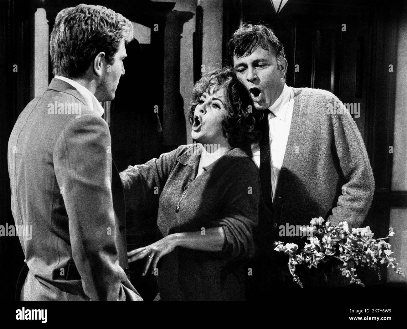 George Segal, Elizabeth Taylor & Richard Burton Film: Chi ha paura di Virginia Woolf? (USA 1966) personaggi: Nick,Martha & George regista: Mike Nichols 21 Giugno 1966 **AVVERTIMENTO** questa fotografia è solo per uso editoriale ed è copyright di WARNER BROS. E/o il fotografo assegnato dalla Film o dalla Società di produzione e può essere riprodotto solo da pubblicazioni in concomitanza con la promozione del film di cui sopra. Un credito obbligatorio a WARNER BROS. è obbligatorio. Il fotografo deve essere accreditato anche quando è noto. Nessun uso commerciale può essere concesso senza l'autorizzazione scritta della Film com Foto Stock