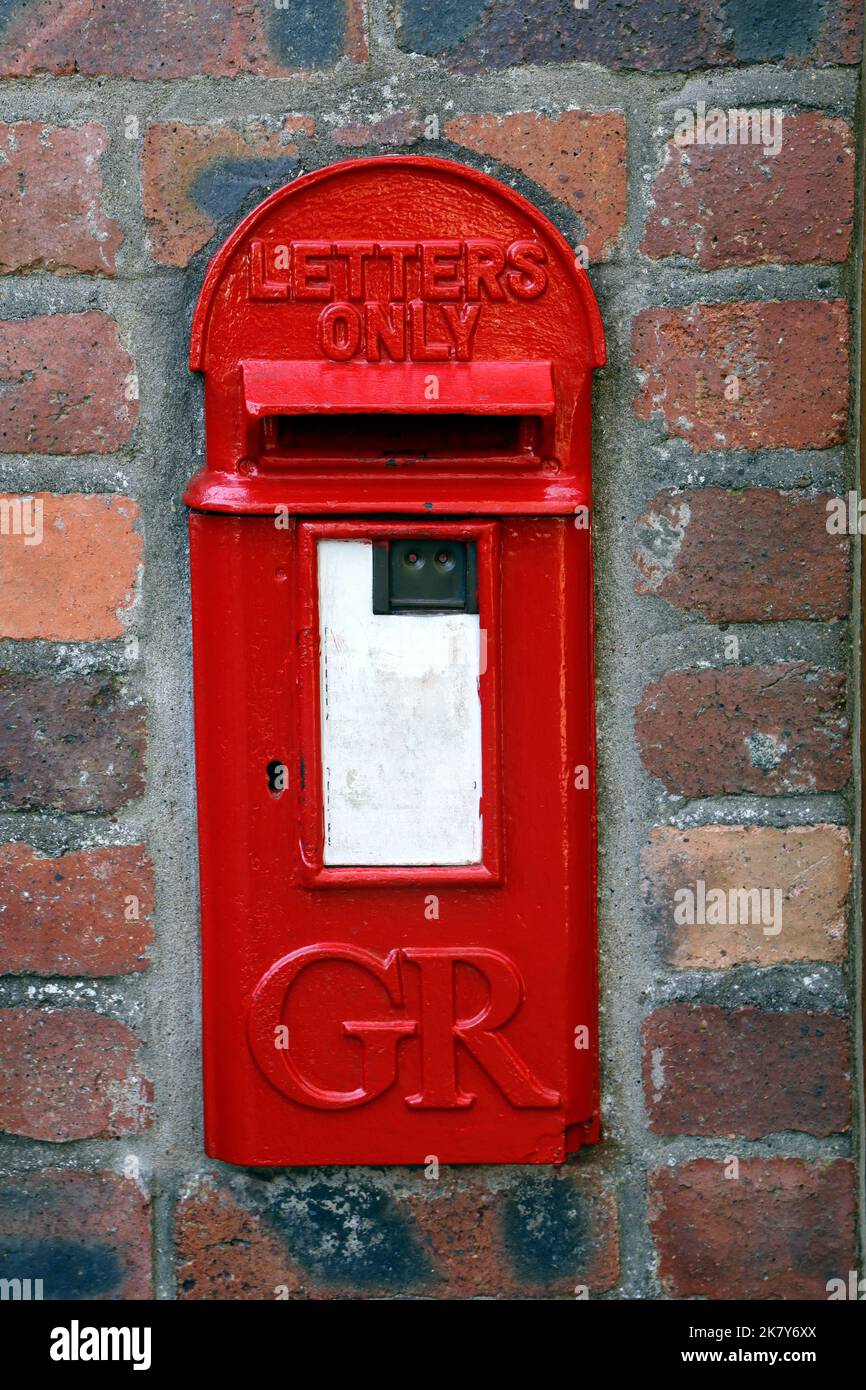 Esempio di una cassetta postale rossa di King George al St Fagans Museum of History, Cardiff. Re Giorgio 5 o 6 Foto Stock