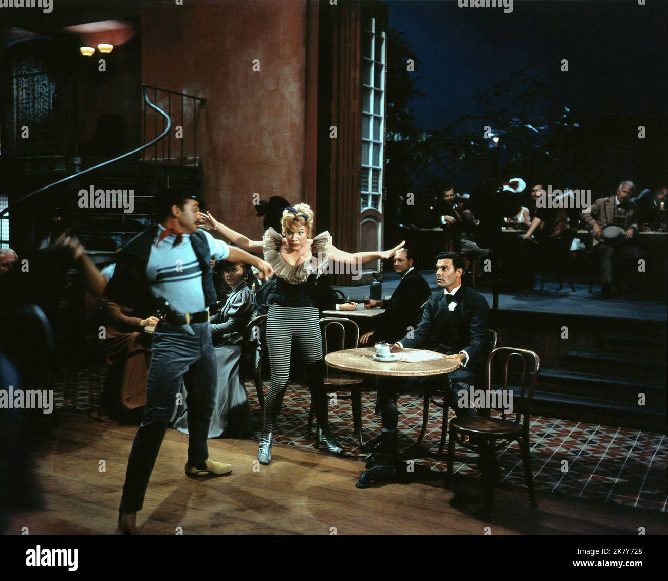 Shirley Maclaine, Louis Jourdan Film: CAN-CAN (1960) personaggi: Simone Pistache, Philipe Forrestier regista: Walter Lang 09 marzo 1960 **AVVERTENZA** questa fotografia è solo per uso editoriale ed è copyright di 20 CENTURY FOX e/o del fotografo assegnato dalla Film o dalla Società di produzione e può essere riprodotta solo da pubblicazioni in concomitanza con la promozione del film di cui sopra. È richiesto un credito obbligatorio a 20 CENTURY FOX. Il fotografo deve essere accreditato anche quando è noto. Nessun uso commerciale può essere concesso senza autorizzazione scritta da parte della Film Company. Foto Stock