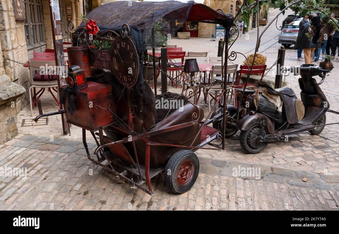 Una moto a tre ruote e divano rimorchio attrezzato nel centro di Sarlat-la-Caneda, Dordogna Foto Stock