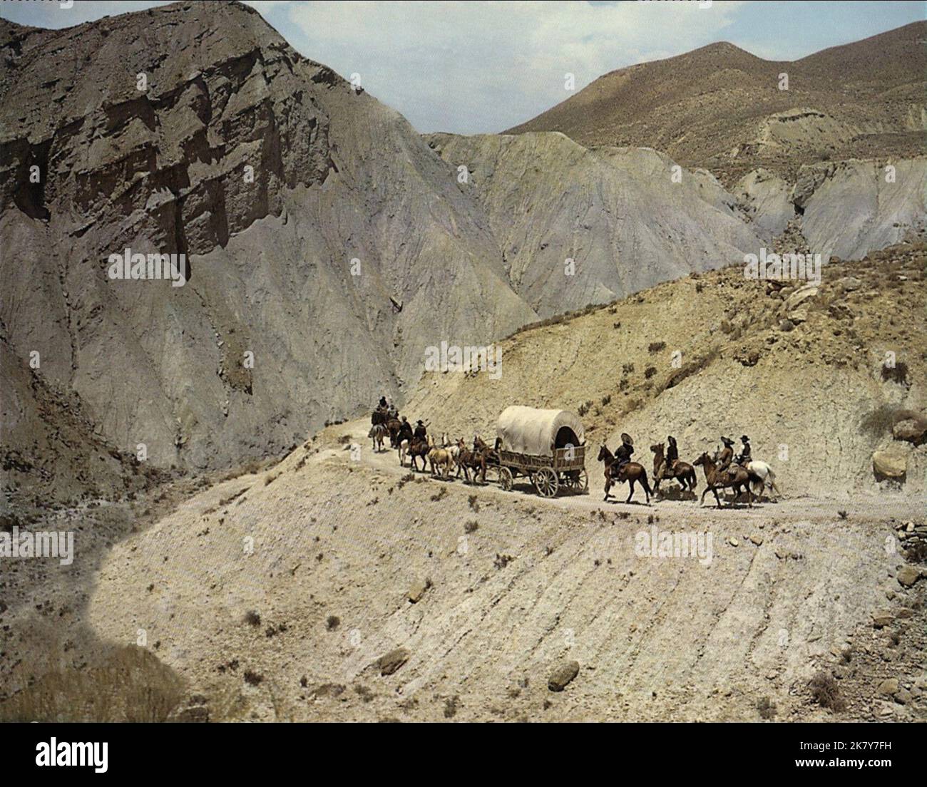 Stagecoach & Bandits Move Through Hills Film: Per Qualche dollaro in più; per qualche Dollaro in PIU (per qualche dollaro in piu) IT/es/De 1965, regista: Sergio Leone 18 dicembre 1965 **AVVERTENZA** questa fotografia è solo per uso editoriale ed è copyright di UNITED ARTISTS e/o del fotografo assegnato dalla Film o dalla Production Company e può essere riprodotta solo da pubblicazioni in concomitanza con la promozione del film di cui sopra. È richiesto un credito obbligatorio per GLI ARTISTI UNITI. Il fotografo deve essere accreditato anche quando è noto. Nessun uso commerciale può essere concesso senza autore scritto Foto Stock