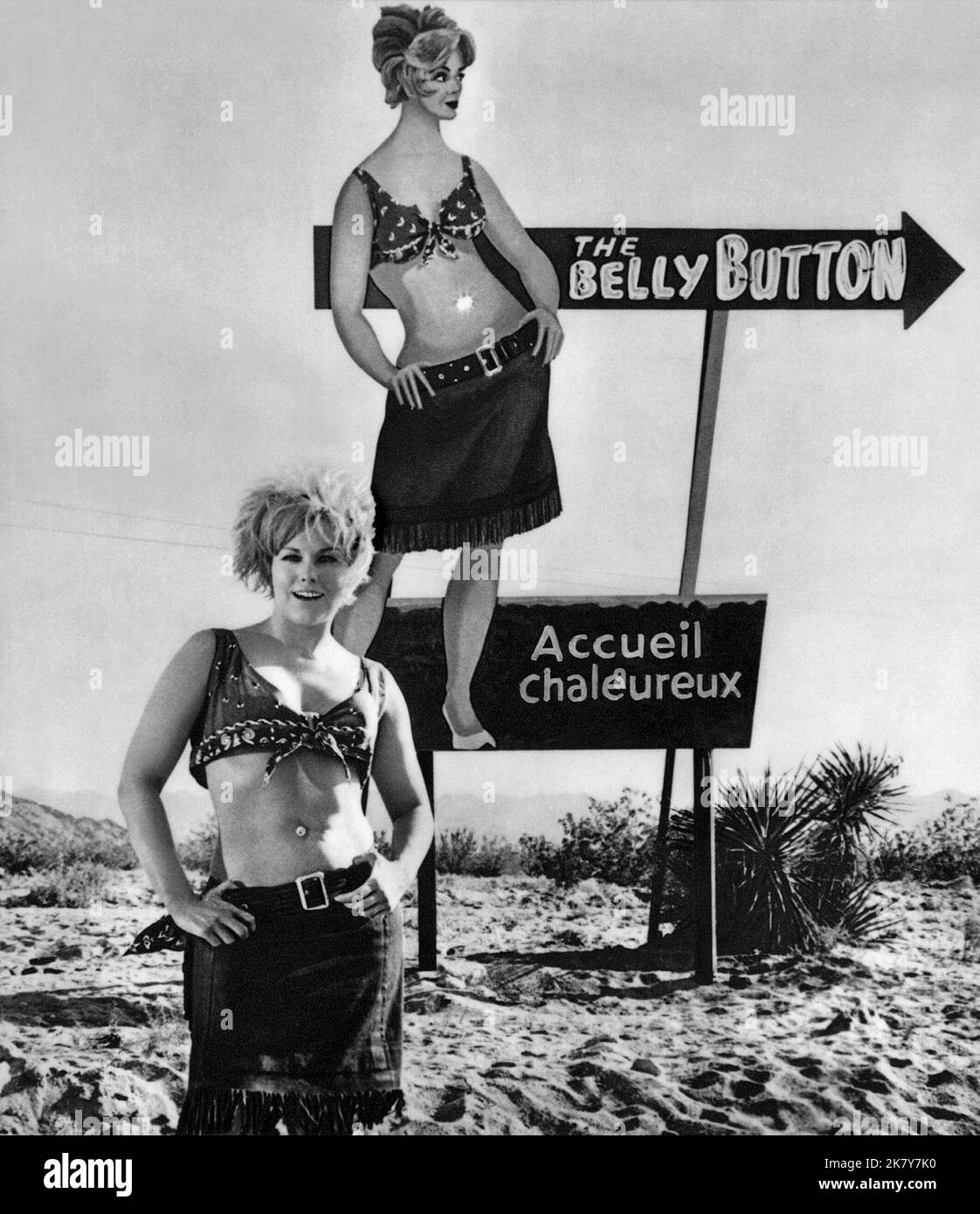 Kim Novak Film Kiss me, Stupid (1964) Characters: Polly the Pistol Director: Billy Wilder 22 dicembre 1964 **WARNING** questa fotografia è solo per uso editoriale ed è copyright di LOPERT PICTURES e/o del fotografo assegnato dalla Film or Production Company e può essere riprodotta solo da pubblicazioni in concomitanza con la promozione del suddetto Film. È richiesto un credito obbligatorio per LE FOTO LOPERT. Il fotografo deve essere accreditato anche se conosciuto. Nessun uso commerciale può essere concesso senza l'autorizzazione scritta di The Film Company. Foto Stock