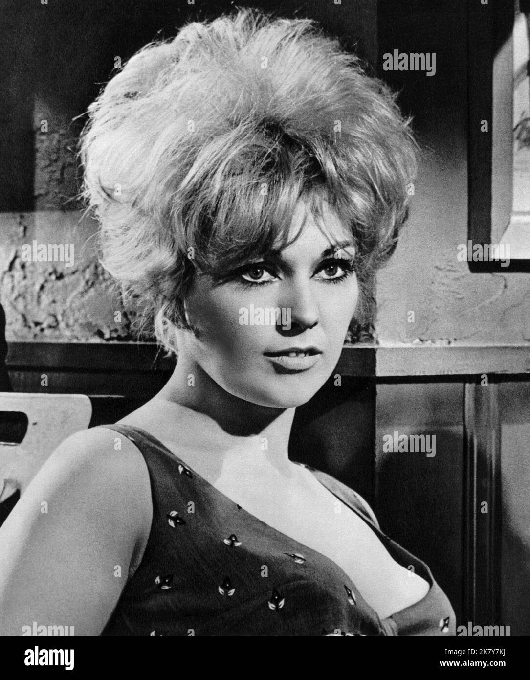 Kim Novak Film Kiss me, Stupid (1964) Characters: Polly the Pistol Director: Billy Wilder 22 dicembre 1964 **WARNING** questa fotografia è solo per uso editoriale ed è copyright di LOPERT PICTURES e/o del fotografo assegnato dalla Film or Production Company e può essere riprodotta solo da pubblicazioni in concomitanza con la promozione del suddetto Film. È richiesto un credito obbligatorio per LE FOTO LOPERT. Il fotografo deve essere accreditato anche se conosciuto. Nessun uso commerciale può essere concesso senza l'autorizzazione scritta di The Film Company. Foto Stock