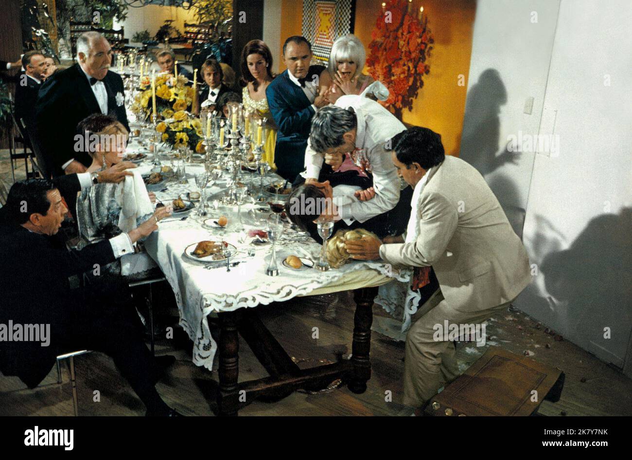 Peter Sellers Film The Party (1966) personaggi: Hrundi V. Bakshi 04 aprile 1968 **ATTENZIONE** questa fotografia è ad uso esclusivamente editoriale ed è copyright di ARTISTI UNITI e/o del fotografo assegnato dalla Film o Production Company e può essere riprodotta solo da pubblicazioni in concomitanza con la promozione del suddetto Film. È richiesto un credito obbligatorio per GLI ARTISTI UNITI. Il fotografo deve essere accreditato anche se conosciuto. Nessun uso commerciale può essere concesso senza l'autorizzazione scritta di The Film Company. Foto Stock