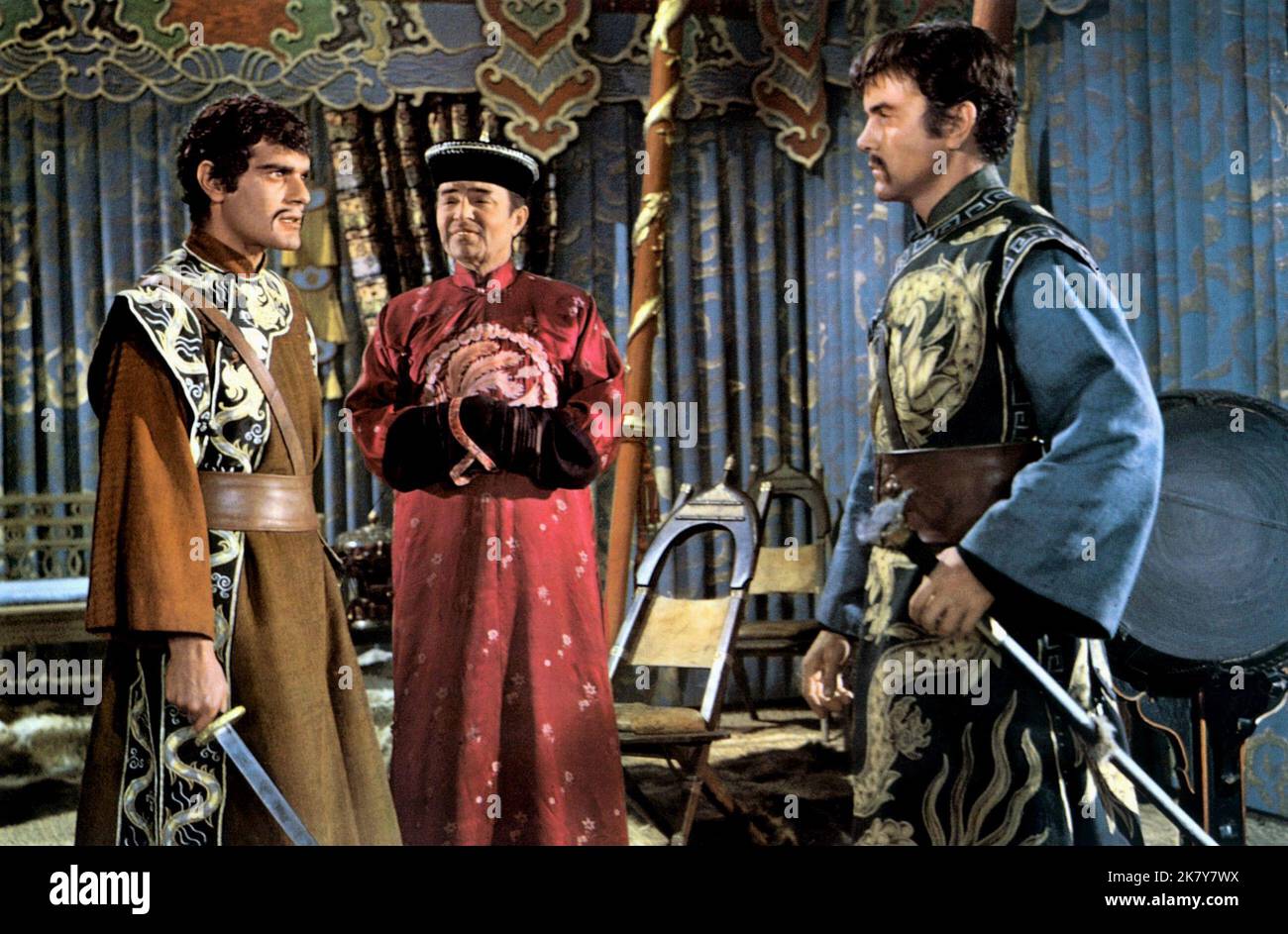 Omar Sharif, James Mason & Kenneth Cope Film: Genghis Khan (USA/UK/DE/YU 1965) personaggi: Temujin, successivamente Genghis Khan, Kam Ling & Subotai regista: Henry Levin 15 aprile 1965 **AVVERTENZA** questa fotografia è solo per uso editoriale ed è copyright delle IMMAGINI COLUMBIA e/o del fotografo assegnato dalla Film o dalla Production Company e può essere riprodotta solo da pubblicazioni in concomitanza con la promozione del film di cui sopra. È richiesto un credito obbligatorio per LE FOTO DI COLUMBIA. Il fotografo deve essere accreditato anche quando è noto. Nessun uso commerciale può essere concesso senza autorizzazione scritta Foto Stock