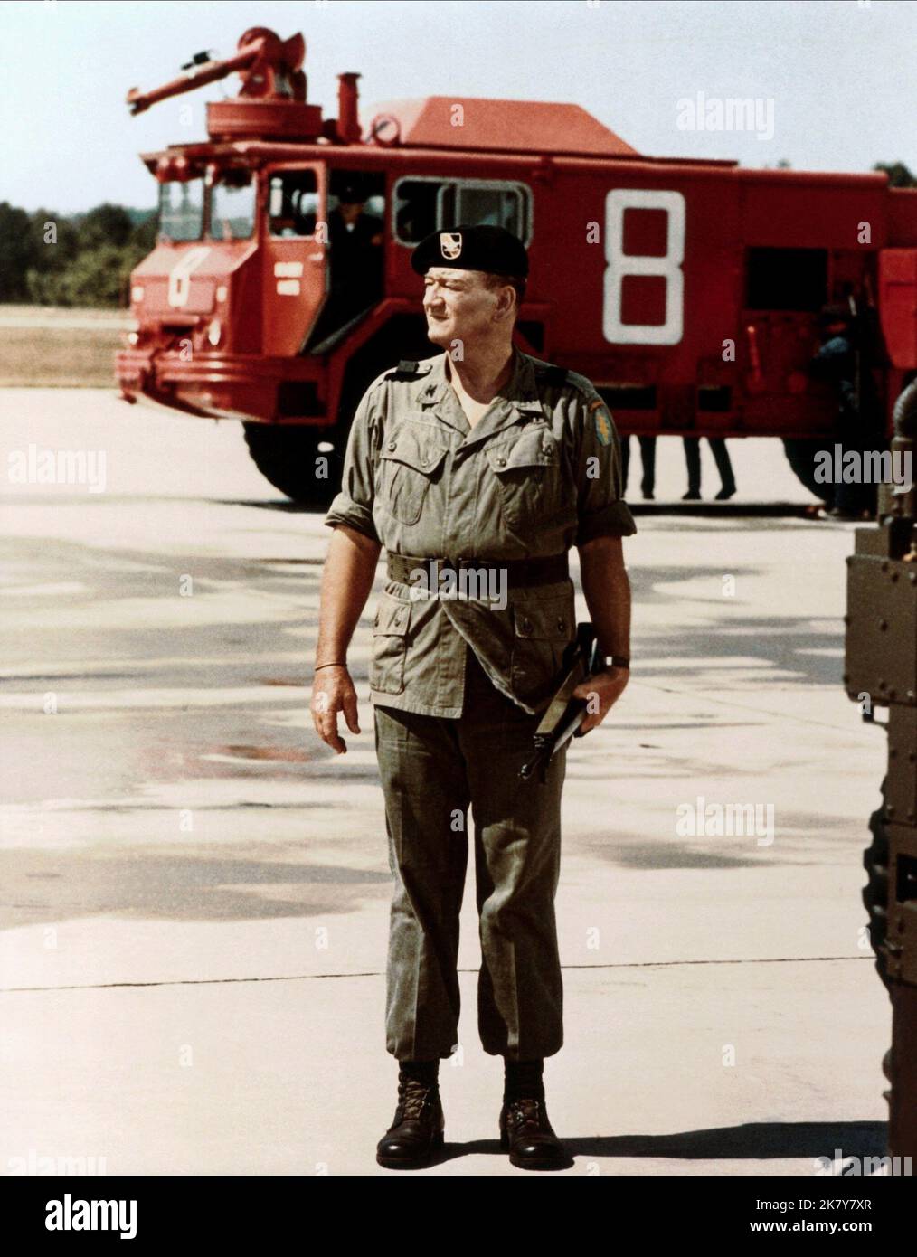 John Wayne Film The Green Berets (1968) personaggi: Col. Mike Kirby regista: Ray Kellogg 04 luglio 1968 **ATTENZIONE** questa fotografia è solo per uso editoriale ed è copyright della WARNER SEVEN ARTS e/o del fotografo assegnato dalla Film o Production Company e può essere riprodotta solo da pubblicazioni in concomitanza con la promozione del suddetto Film. È richiesto un credito obbligatorio a WARNER SEVEN ARTS. Il fotografo deve essere accreditato anche se conosciuto. Nessun uso commerciale può essere concesso senza l'autorizzazione scritta di The Film Company. Foto Stock