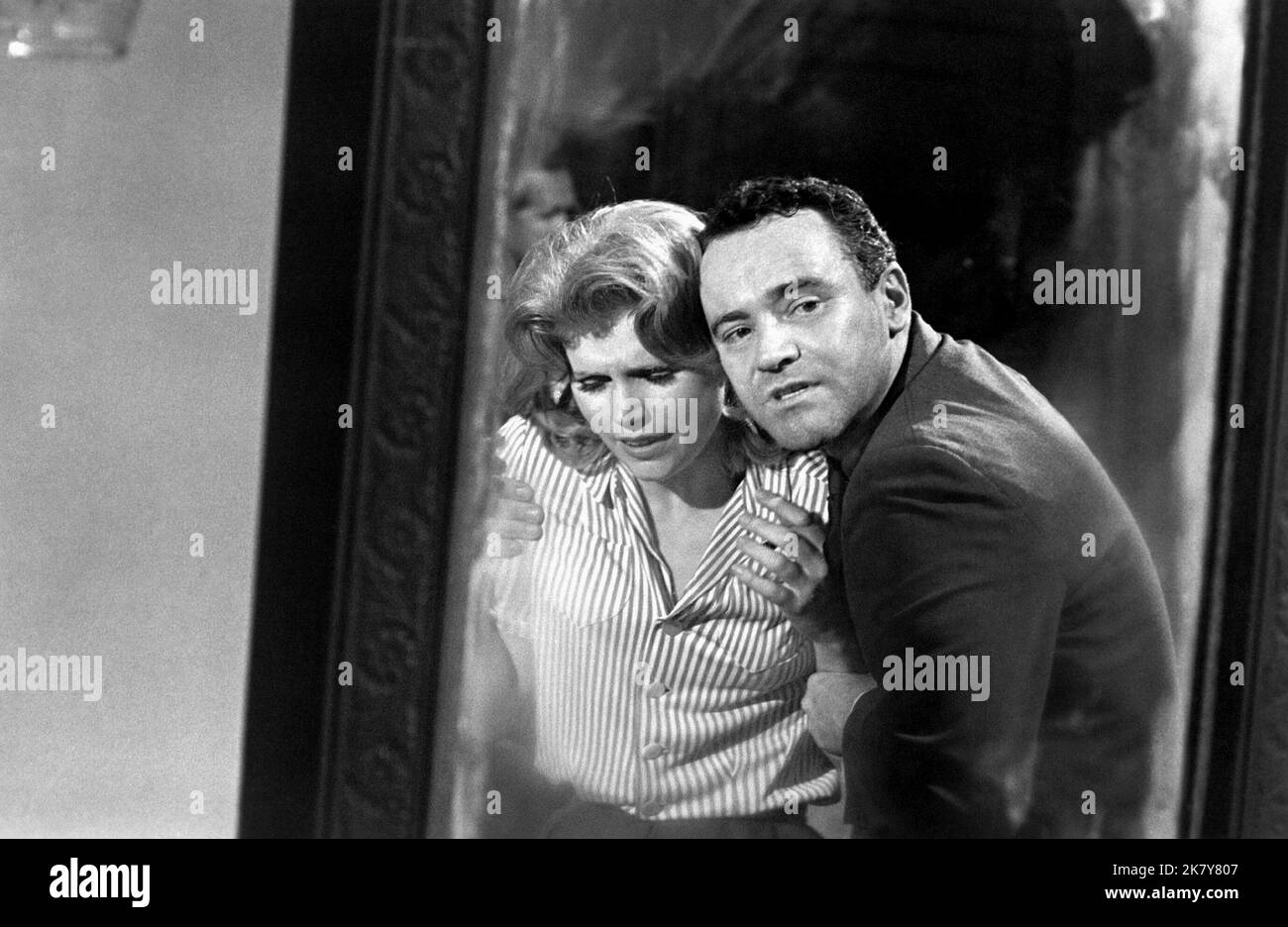 Lee Remick & Jack Lemmon Film: Days of Wine and Roses (1962) personaggi: Kirsten Arnesen Clay & Joe Clay regista: Blake Edwards 26 dicembre 1962 **AVVERTENZA** questa fotografia è solo per uso editoriale ed è copyright di WARNER BROS e/o del fotografo assegnato dalla Film o dalla Production Company e può essere riprodotta solo da pubblicazioni in concomitanza con la promozione del film di cui sopra. È richiesto un credito obbligatorio a WARNER BROS. Il fotografo deve essere accreditato anche quando è noto. Nessun uso commerciale può essere concesso senza autorizzazione scritta da parte della Film Company. Foto Stock