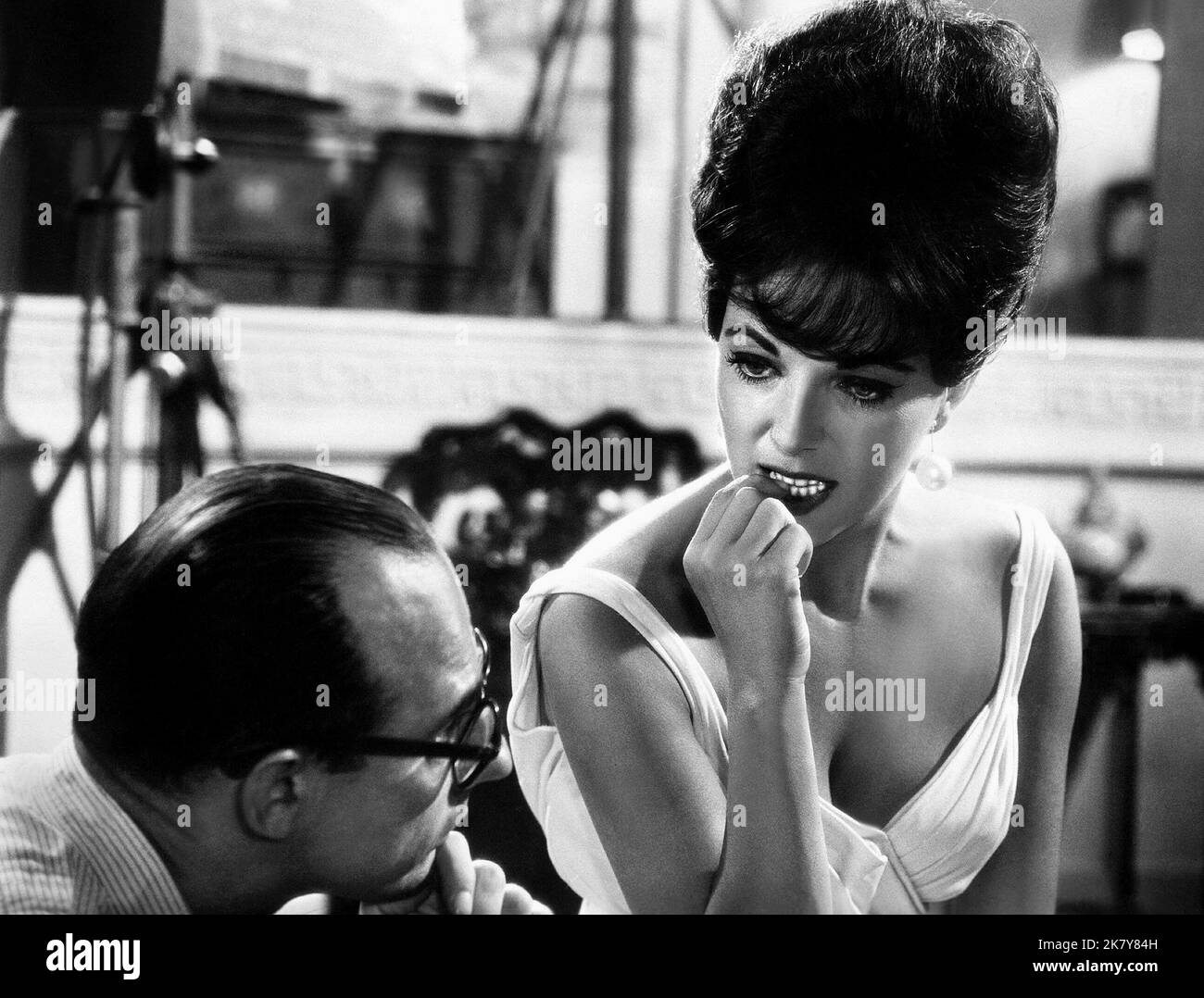 Joan Collins Film The Road to Hong Kong (1964) personaggi: Diane (agente 3rd Echelon) regista: Norman Panama 27 aprile 1962 **WARNING** questa fotografia è ad uso esclusivamente editoriale ed è copyright della Film Company e/o del fotografo assegnato dalla Film o Production Company e può essere riprodotta solo da pubblicazioni in concomitanza con la promozione del suddetto Film. È richiesto un credito obbligatorio alla Film Company. Il fotografo deve essere accreditato anche se conosciuto. Nessun uso commerciale può essere concesso senza l'autorizzazione scritta di The Film Company. Foto Stock