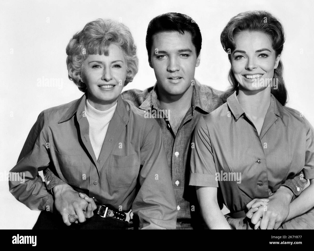 Barbara Stanwyck, Elvis Presley & Joan Freeman Film: Roustabout (USA 1964) personaggi: Maggie Morgan,Charlie Rogers & Cathy Lean regista: John Rich 11 novembre 1964 **AVVERTENZA** questa fotografia è solo per uso editoriale ed è copyright delle IMMAGINI DI PRIMARIA IMPORTANZA e/o del fotografo assegnato dalla Film o dalla Production Company e può essere riprodotta solo da pubblicazioni in concomitanza con la promozione del film di cui sopra. È richiesto un credito obbligatorio per LE FOTO DI PARAMOUNT. Il fotografo deve essere accreditato anche quando è noto. Nessun uso commerciale può essere concesso senza l'autorizzazione scritta di Foto Stock