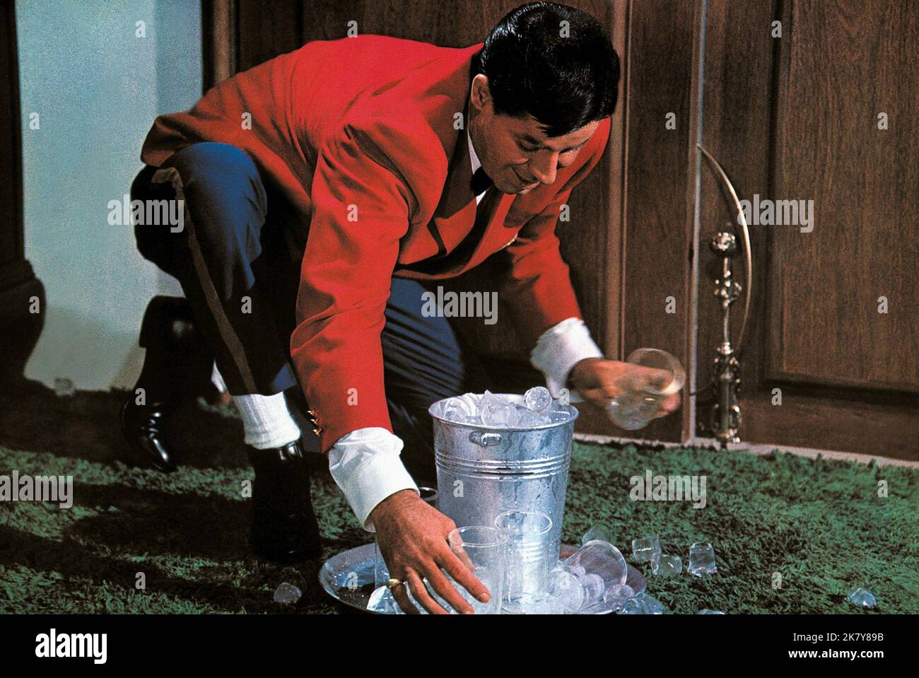 Jerry Lewis Film: The Patsy (USA 1964) personaggi: Stanley Belt regista: Jerry Lewis 02 luglio 1964 **AVVERTENZA** questa fotografia è solo per uso editoriale ed è copyright delle IMMAGINI DI PRIMARIA IMPORTANZA e/o del fotografo assegnato dalla Film o dalla Production Company e può essere riprodotta solo da pubblicazioni in concomitanza con la promozione del film di cui sopra. È richiesto un credito obbligatorio per LE FOTO DI PARAMOUNT. Il fotografo deve essere accreditato anche quando è noto. Nessun uso commerciale può essere concesso senza autorizzazione scritta da parte della Film Company. Foto Stock