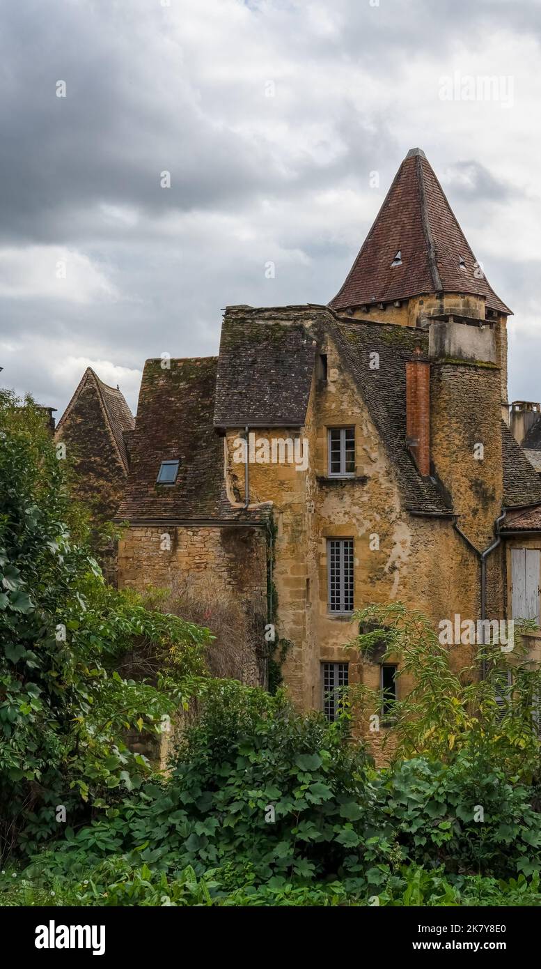 edifici in pietra in una città medievale francese Foto Stock