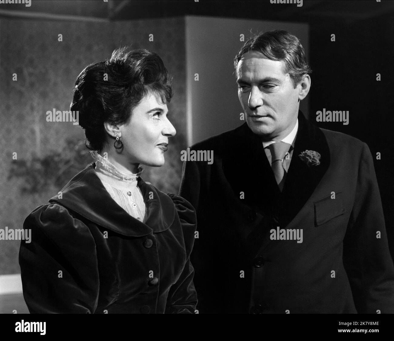 Yvonne Mitchell & Peter Finch Film: Le prove di Oscar Wilde (1960) personaggi: Costanza Wilde & Oscar Wilde regista: Ken Hughes 27 giugno 1960 **AVVERTENZA** questa fotografia è solo per uso editoriale ed è copyright di UNITED ARTISTS e/o del fotografo assegnato dalla Film o dalla Production Company e può essere riprodotta solo da pubblicazioni in concomitanza con la promozione del film di cui sopra. È richiesto un credito obbligatorio per GLI ARTISTI UNITI. Il fotografo deve essere accreditato anche quando è noto. Nessun uso commerciale può essere concesso senza autorizzazione scritta da parte della Film Company. Foto Stock