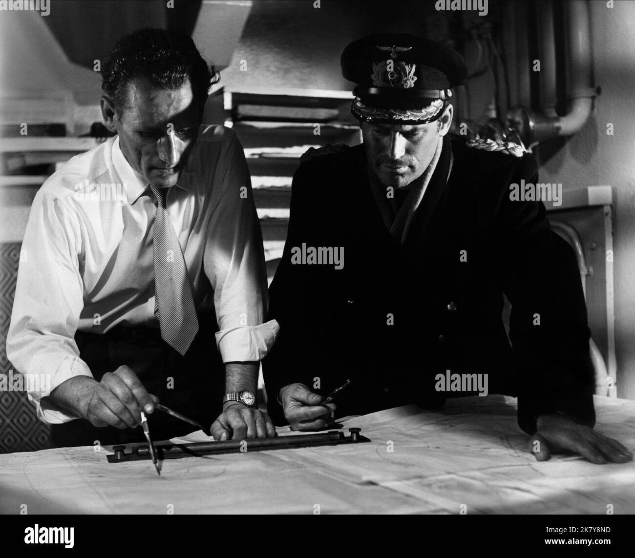 Carl Mohner e Werner Lust Film Sink the Bismarck! (1960) personaggi: Capitano Lindemann & Direttore: Lewis Gilbert 11 febbraio 1960 **ATTENZIONE** questa fotografia è solo per uso editoriale ed è copyright della 20TH CENTURY FOX e/o del fotografo assegnato dalla Film o Production Company e può essere riprodotta solo da pubblicazioni in concomitanza con la promozione del suddetto Film. È richiesto un credito obbligatorio a 20TH CENTURY FOX. Il fotografo deve essere accreditato anche se conosciuto. Nessun uso commerciale può essere concesso senza l'autorizzazione scritta di The Film Company. Foto Stock