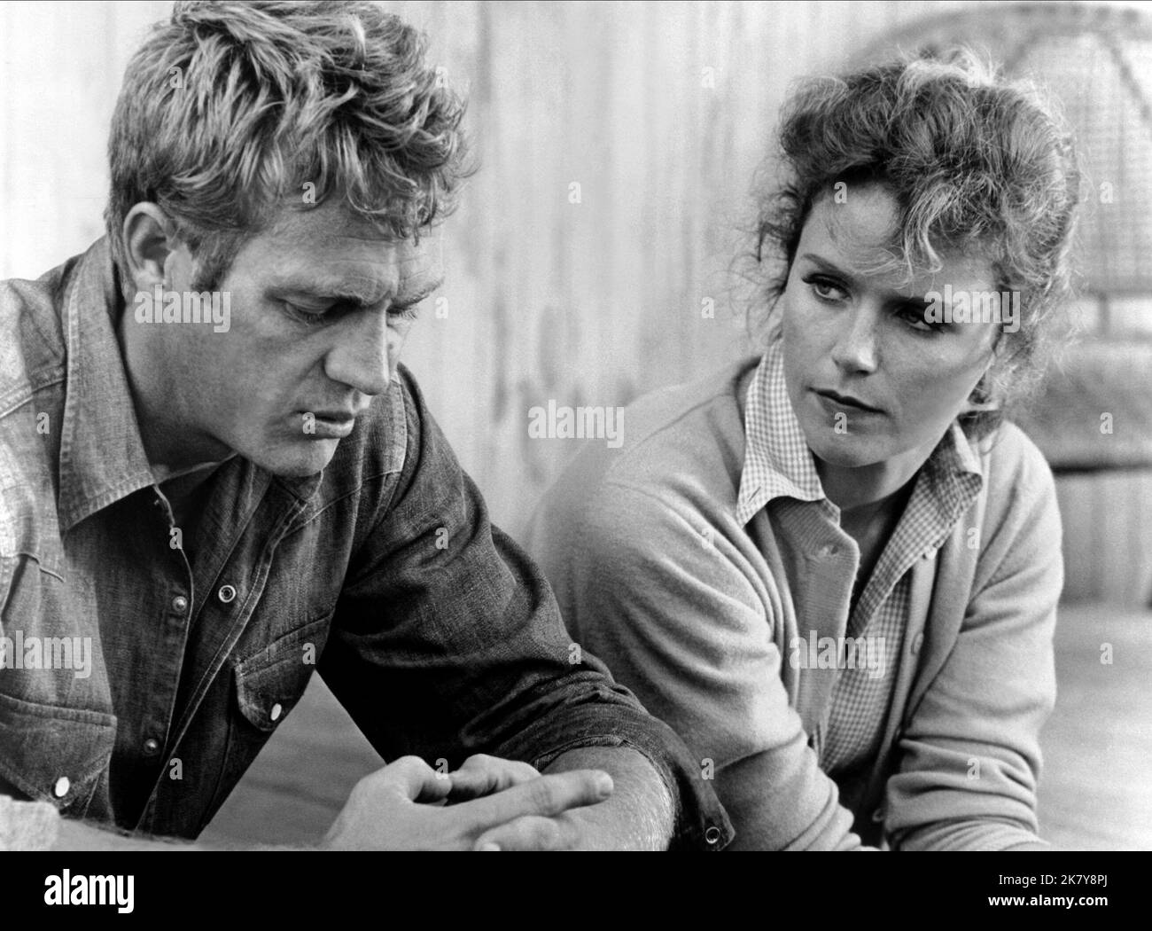 Steve McQueen & Lee Remick Film Baby the Rain Must Fall (1963) personaggi: Henry Thomas & Georgette Thomas regista: Robert Mulligan 12 gennaio 1965 **ATTENZIONE** questa fotografia è solo per uso editoriale ed è copyright di CANNON e/o The Photographer assegnato dalla Film or Production Company e può essere riprodotta solo da pubblicazioni in concomitanza con la promozione del suddetto Film. È richiesto un credito obbligatorio per L'ANNULLAMENTO. Il fotografo deve essere accreditato anche se conosciuto. Nessun uso commerciale può essere concesso senza l'autorizzazione scritta di The Film Company. Foto Stock