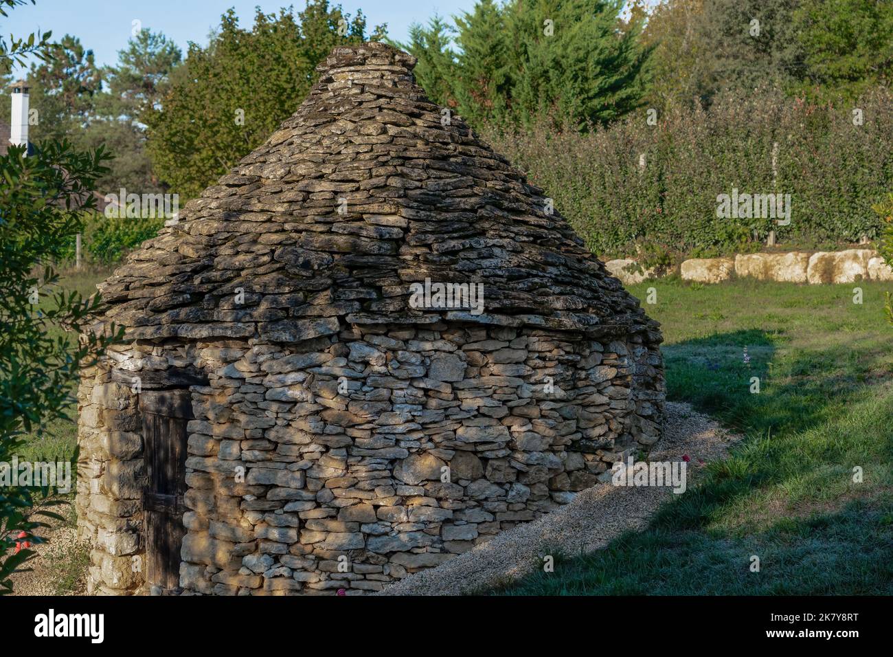 primo piano di una capanna di un pastore di pietra, fatta a mano, rotonda e invecchiata Foto Stock