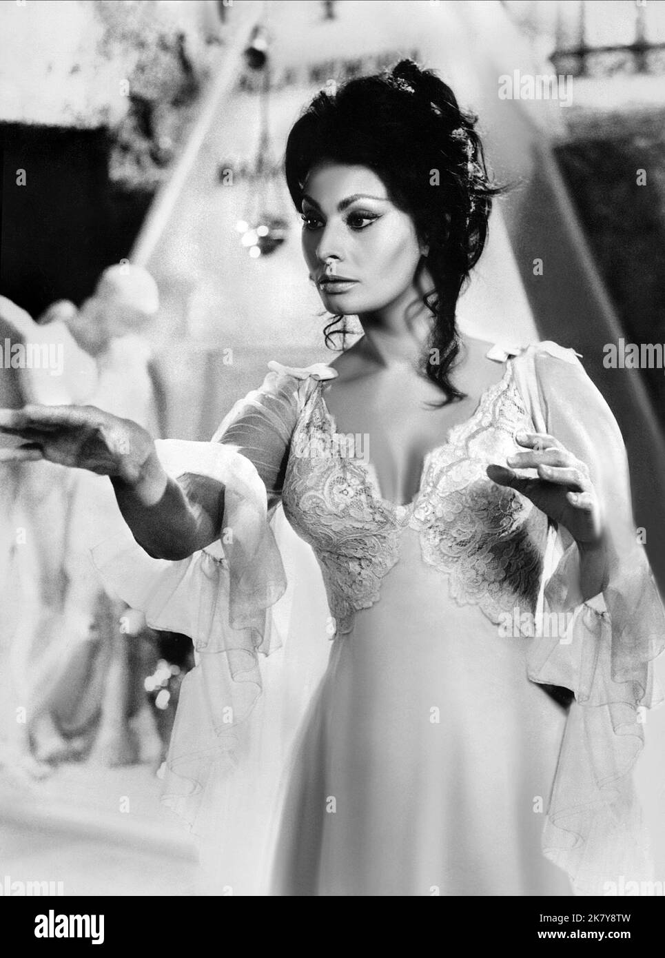 Sophia Loren Film Ghosts, Italian Style; questi Fantasmi (QUESTI FANTASMI) personaggi: Maria Lojacono it/FR 1968, regista: Renato Castellani 22 gennaio 1968 **ATTENZIONE** questa fotografia è ad uso esclusivamente editoriale ed è copyright di LES Films e/o del fotografo assegnato dalla Film o Production Company e può essere riprodotta solo da pubblicazioni in concomitanza con la promozione del suddetto Film. È richiesto un credito obbligatorio per LES Films. Il fotografo deve essere accreditato anche se conosciuto. Nessun uso commerciale può essere concesso senza l'autorizzazione scritta di The Film Company. Foto Stock