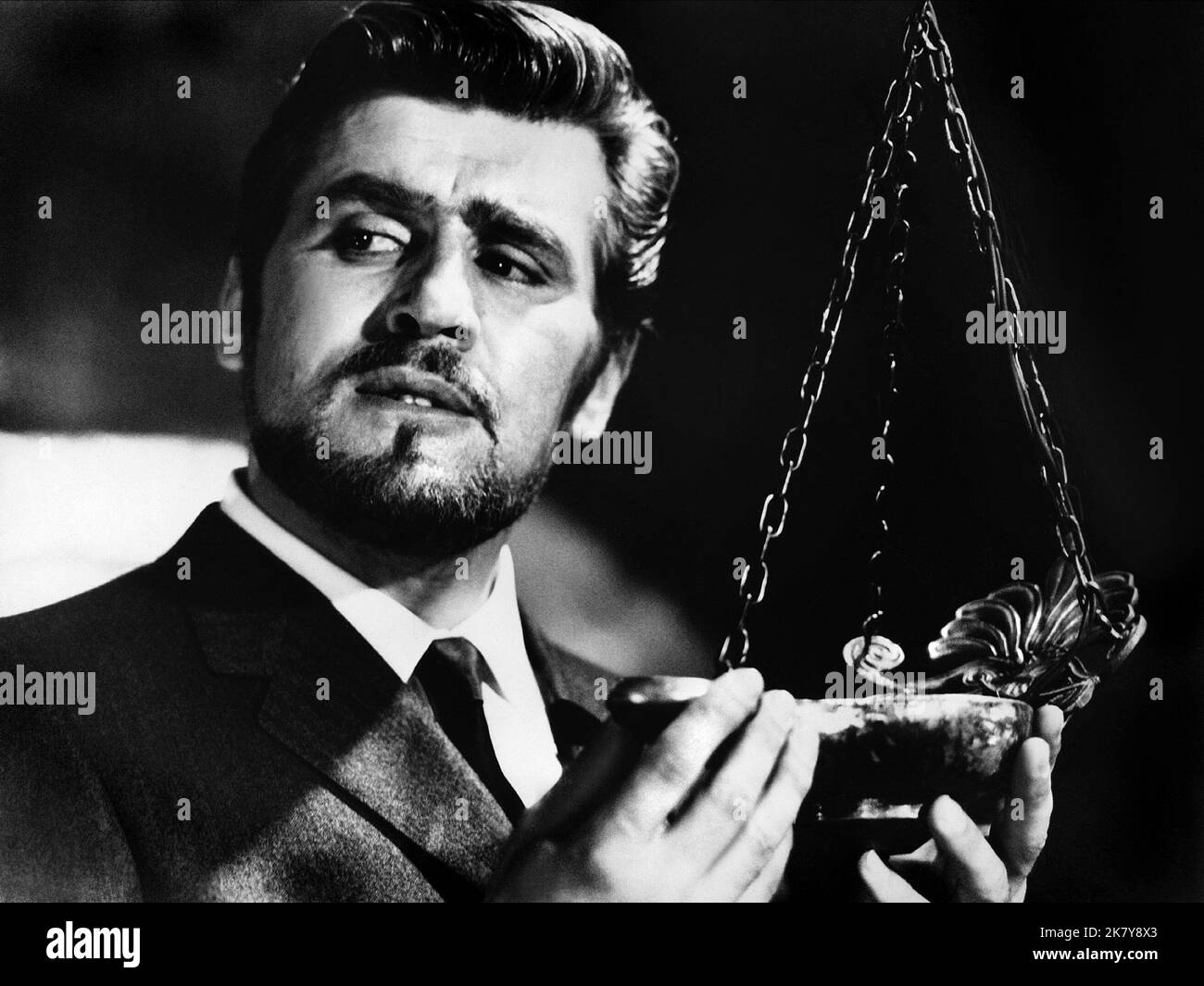 Mario Adorf Film Ghosts, Italian Style; questi Fantasmi (QUESTI FANTASMI) personaggi: Alfredo Marian it/FR 1968, regista: Renato Castellani 22 gennaio 1968 **ATTENZIONE** questa fotografia è ad uso esclusivamente editoriale ed è copyright di LES Films e/o del fotografo assegnato dalla Film o Production Company e può essere riprodotta solo da pubblicazioni in concomitanza con la promozione del suddetto Film. È richiesto un credito obbligatorio per LES Films. Il fotografo deve essere accreditato anche se conosciuto. Nessun uso commerciale può essere concesso senza l'autorizzazione scritta di The Film Company. Foto Stock