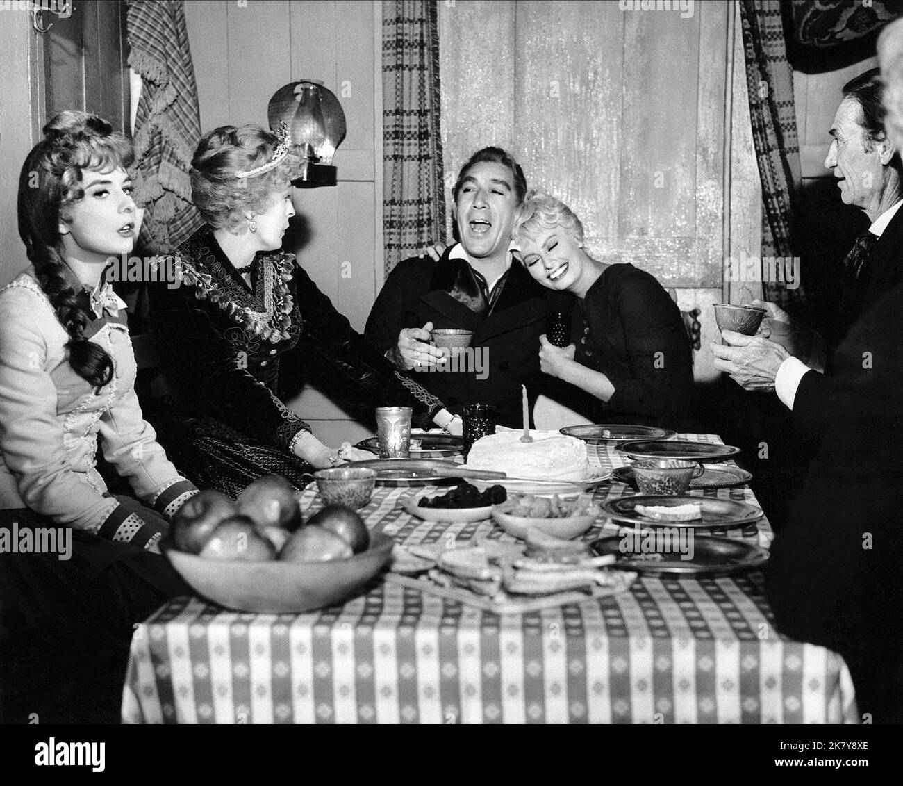 Margaret o'Brien, Eileen Heckart, Anthony Quinn & Sophia Loren Film: Heller in Pink Tights (USA 1960) personaggi: Della Southby,Mrs. Lorna Hathaway, Thomas 'Tom' Healy & Angela Rossini Direttore: George Cukor 01 gennaio 1960 **AVVERTENZA** questa fotografia è solo per uso editoriale ed è copyright delle IMMAGINI DI PRIMARIA IMPORTANZA e/o del fotografo assegnato dalla Film o dalla Production Company e può essere riprodotta solo da pubblicazioni in concomitanza con la promozione del film di cui sopra. È richiesto un credito obbligatorio per LE FOTO DI PARAMOUNT. Il fotografo deve essere accreditato anche quando è noto. Nessuna comunicazione Foto Stock