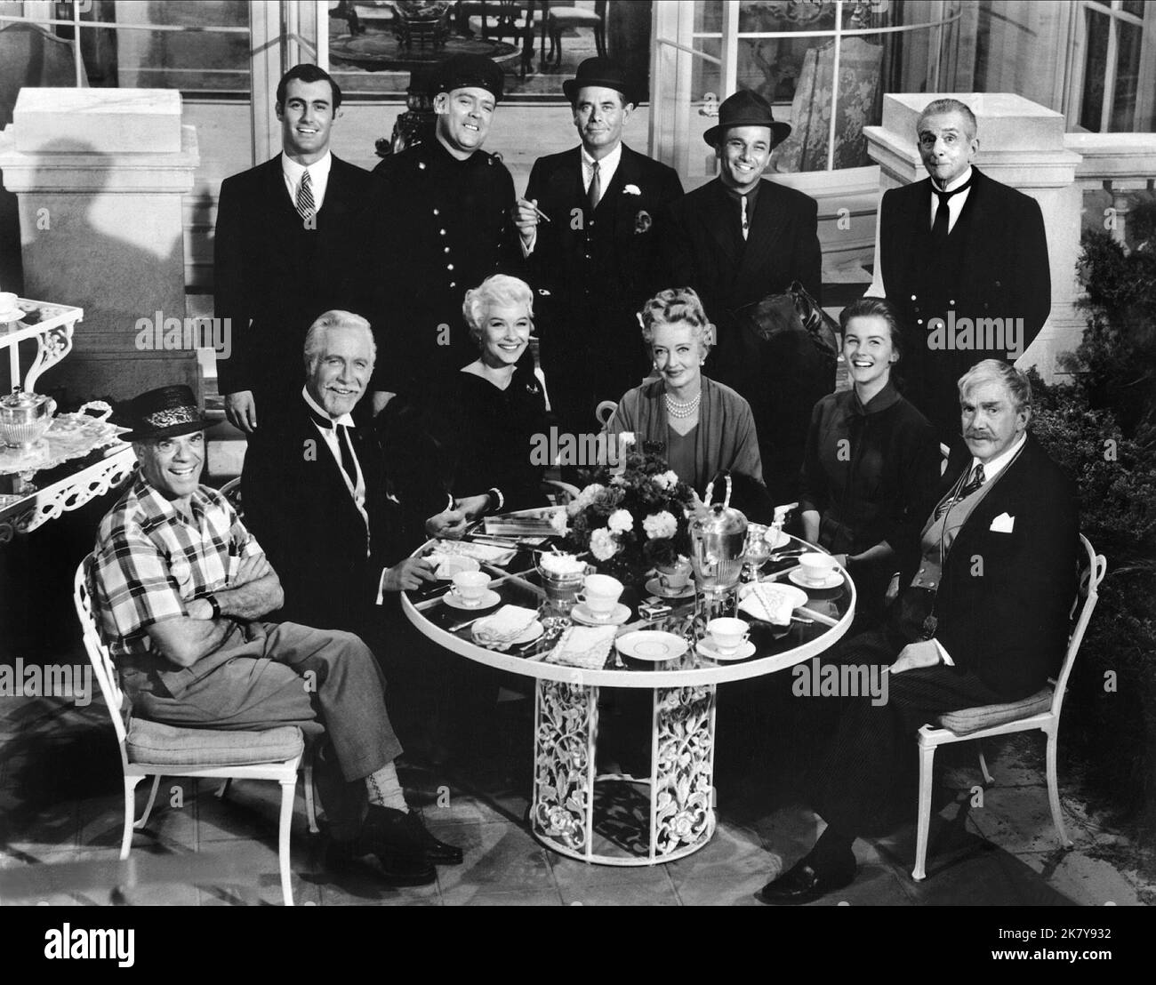 Frank Capra, Arthur o'Connell, Hope Lange, Bette Davis, Ann-Margret, Thomas Mitchell, Peter Mann, Mickey Shaughnessy, Glenn Ford, Peter Falk & Edward Everett Horton Film: Pocketful of Miracles (USA 1961) personaggi: Direttore, Conte Alfonso Romero, Queenie Martin, Apple Annie, Louise, Giudice Henry G. Blake, Carlos Romero, Junior, Dave il Dude, Joy Boy, Hudgins regista: Frank Capra 18 Dicembre 1961 **AVVERTENZA** questa fotografia è solo per uso editoriale ed è copyright delle PRODUZIONI FRANTON e/o del fotografo assegnato dalla Film o dalla Production Company e può essere riprodotta solo da p Foto Stock