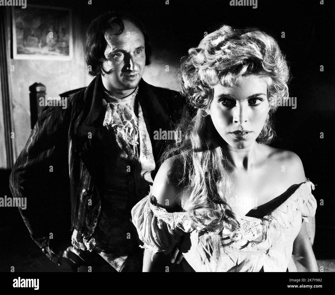 Donald Pleasence & Billie Whitelaw Film: The Flesh and the Fends (UK 1960) personaggi: William Hare, Mary Patterson regista: John Gilling 02 febbraio 1960 **AVVERTENZA** questa fotografia è solo per uso editoriale ed è copyright di REGAL FILMS e/o del fotografo assegnato dalla Film o dalla Production Company e può essere riprodotta solo da pubblicazioni in concomitanza con la promozione del film di cui sopra. È richiesto un credito obbligatorio per I FILM REGAL. Il fotografo deve essere accreditato anche quando è noto. Nessun uso commerciale può essere concesso senza autorizzazione scritta da parte della Film Company. Foto Stock